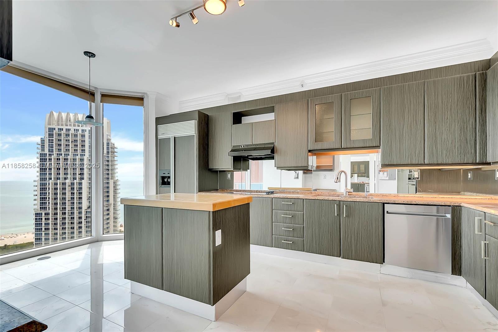 300 S Pointe Dr #2802, Miami Beach FL 33139