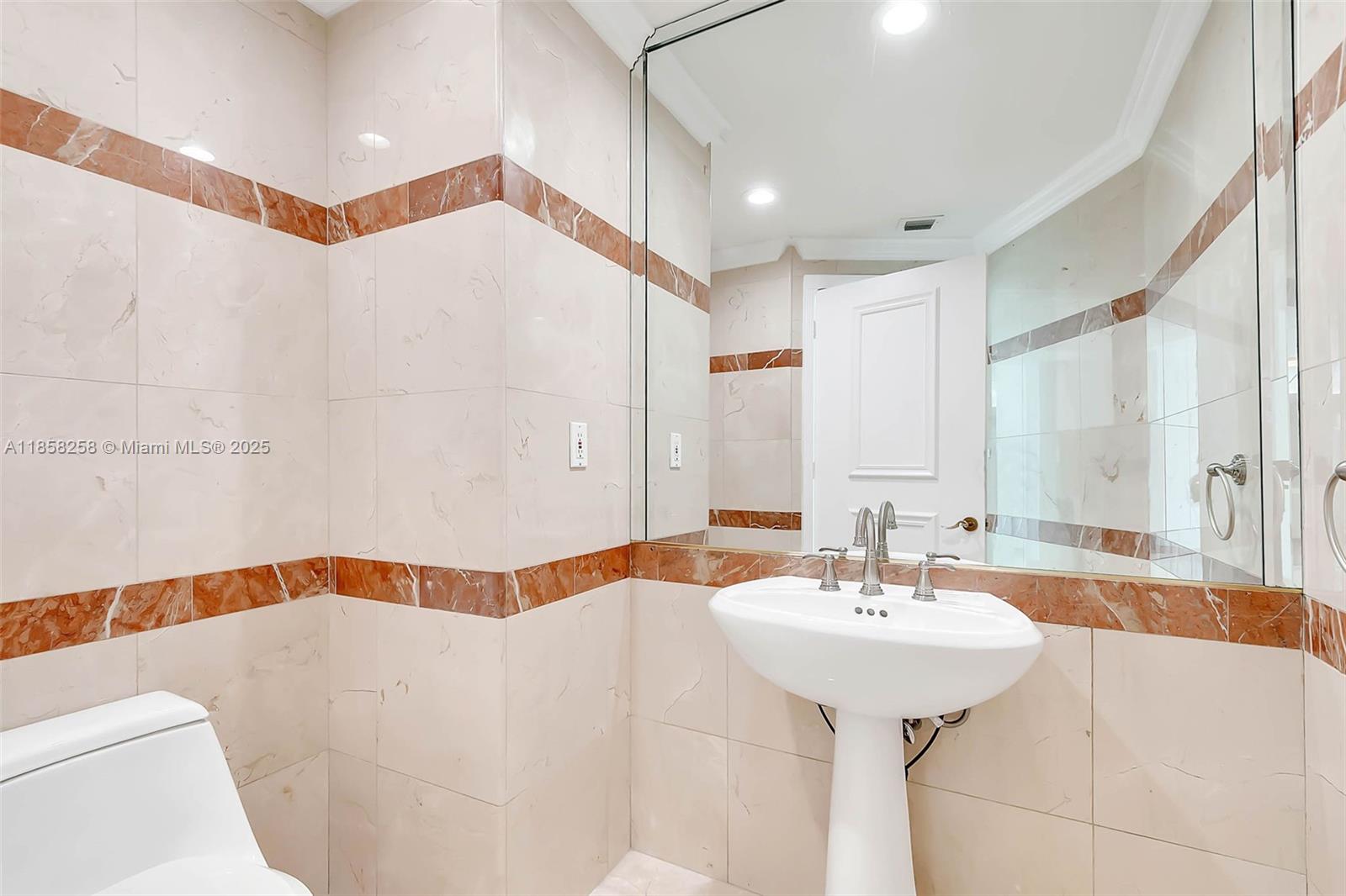300 S Pointe Dr #2802, Miami Beach FL 33139