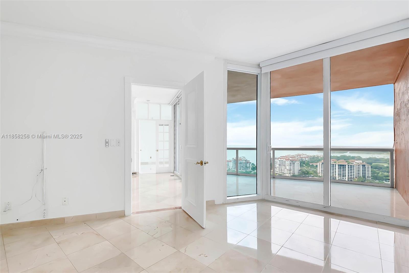 300 S Pointe Dr #2802, Miami Beach FL 33139