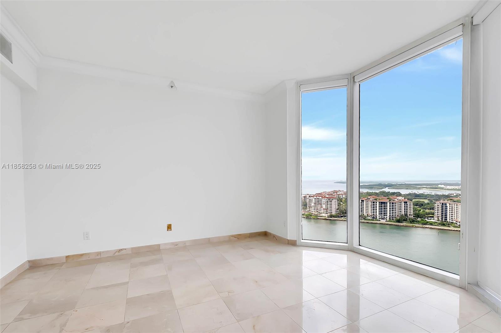 300 S Pointe Dr #2802, Miami Beach FL 33139