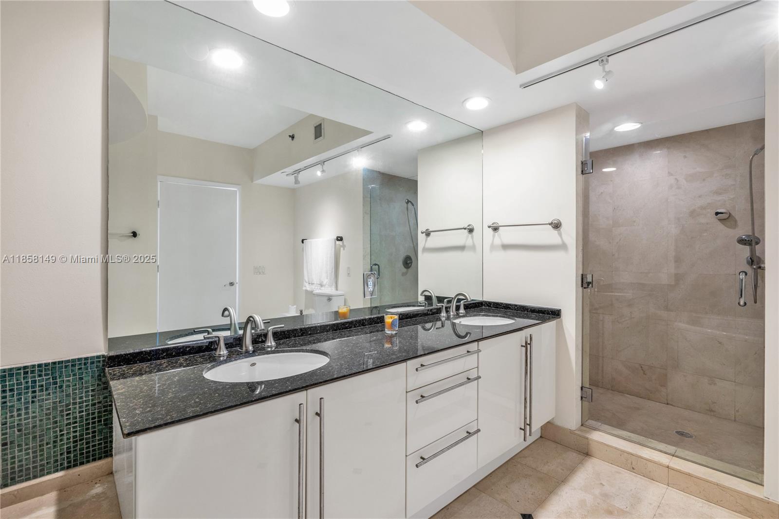 1000 S Pointe Dr #1505, Miami Beach FL 33139
