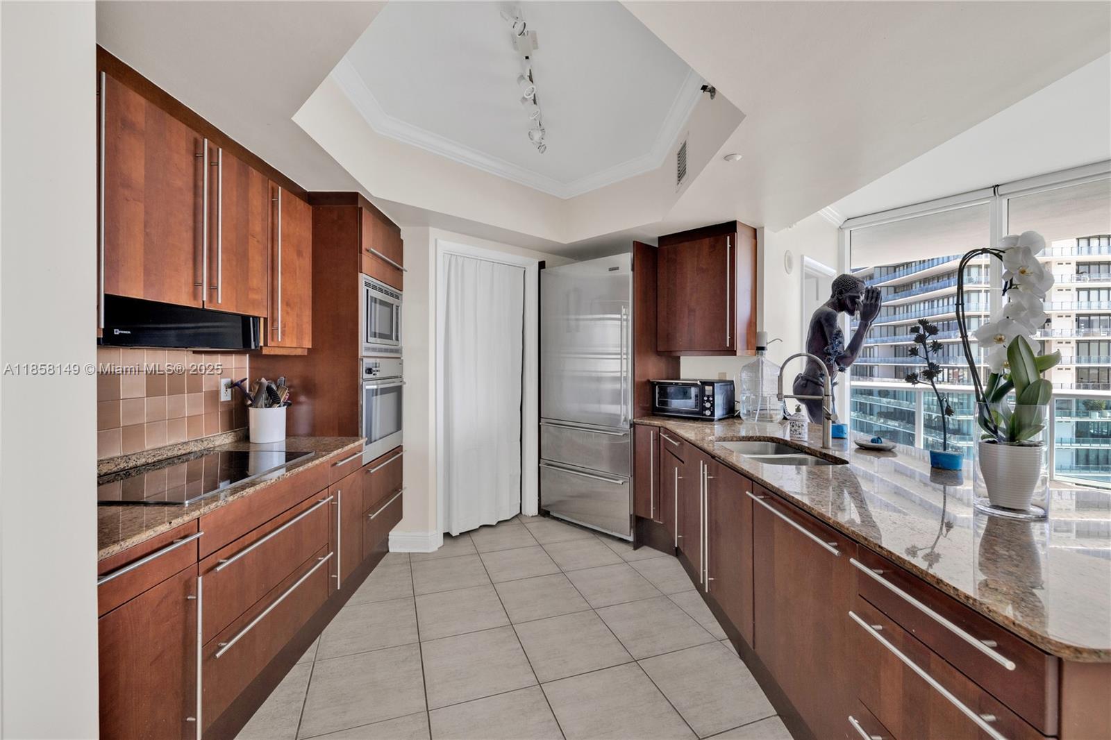 1000 S Pointe Dr #1505, Miami Beach FL 33139