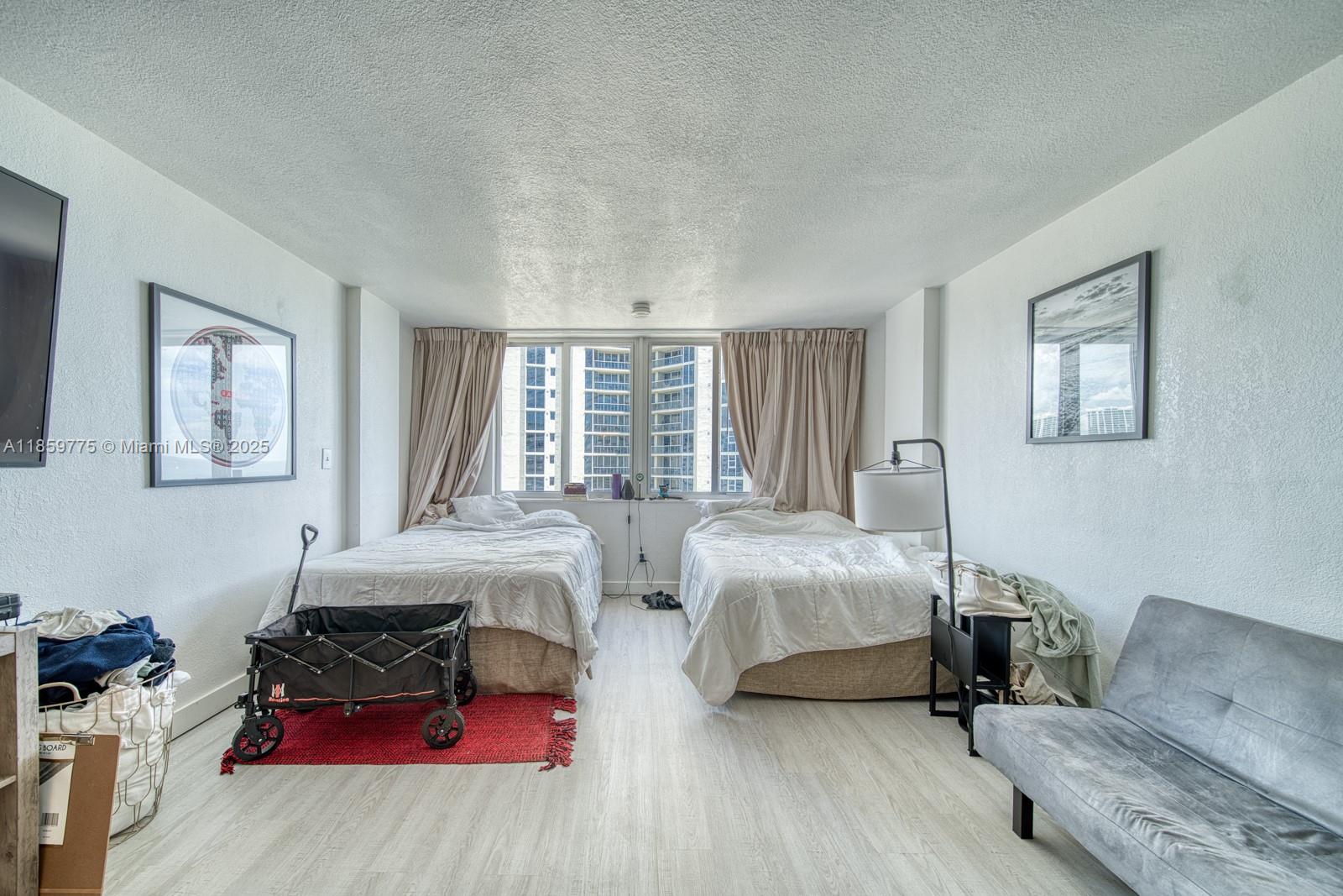 19201 Collins Ave 822