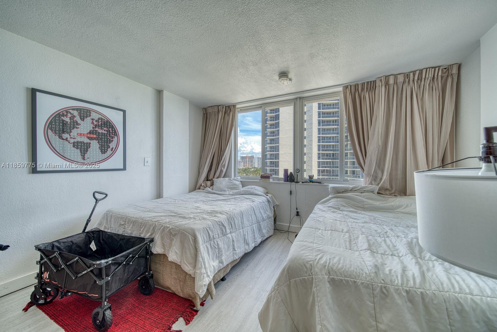 19201 Collins Ave 822