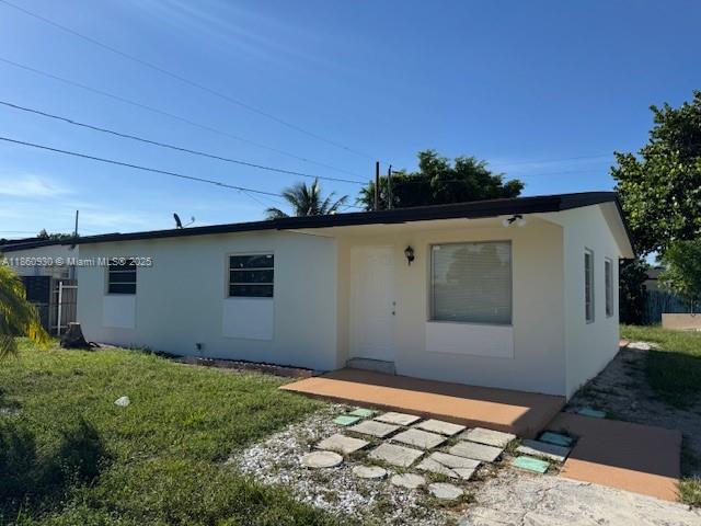 READY TO MOVE IN! Single-family home with a large yard. WASHER AND DRYER INSIDE. UPADATED BATHROOM! Features tile flooring throughout the home. Centrally located near the FL Turnpike, Coral Reef High School, and Palmetto Golf Course.