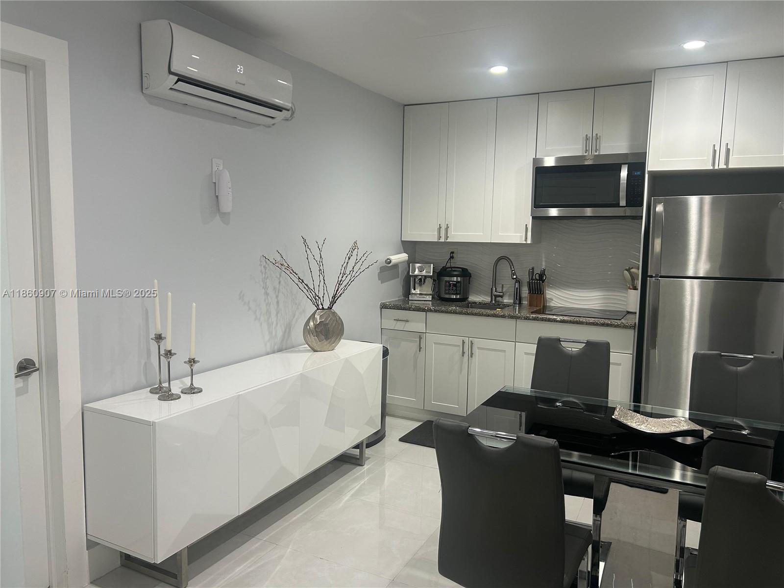 Cozy 1 Bedroom 1 bathroom Efficiency with plenty of parking space. Fully renovated, a must see!! Water and Electricity included, washer and dryer, max 2 people.