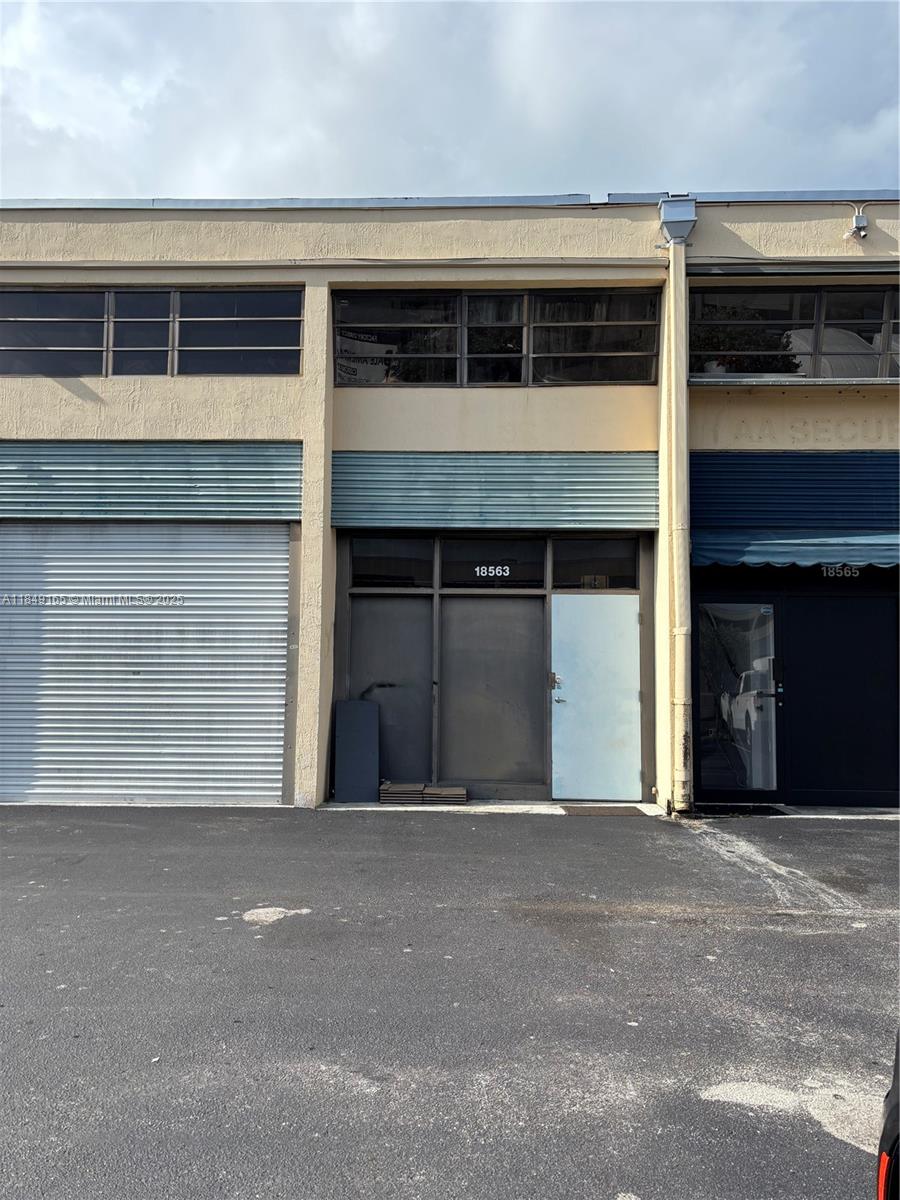 Warehouse just blocks from US 1 (South Dixie Hwy) and Florida Turnpike. Open parking. Unit does have a loft and 1 bathroom. Association approval required. Easy to show property on lockbox and is vacant. First mont,  2 months security deposit. Call listing agent for more details.
