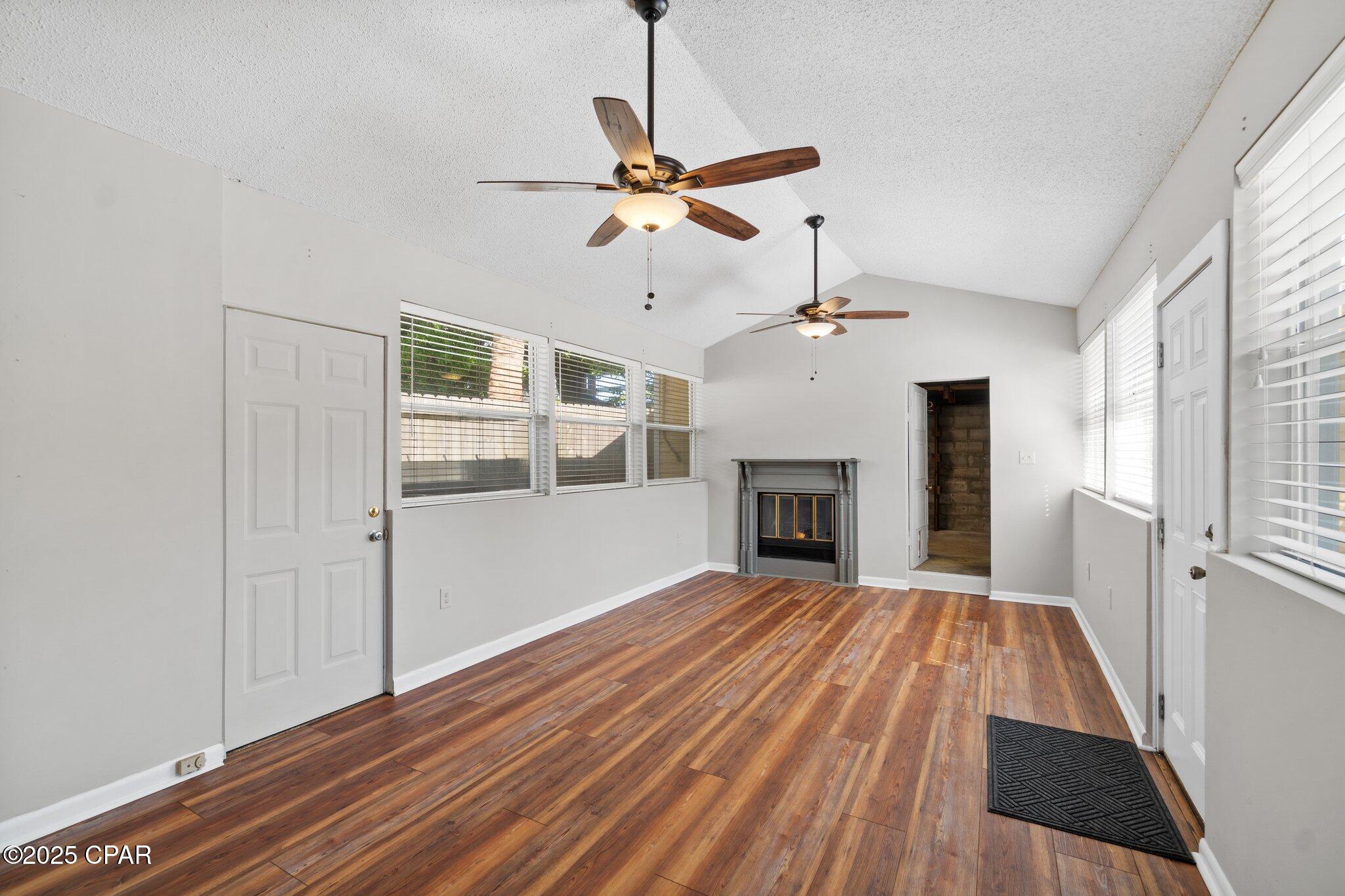 Moet6smmaxdi1_y0mtctyr_bgauvvdj73dz3zje2_vy