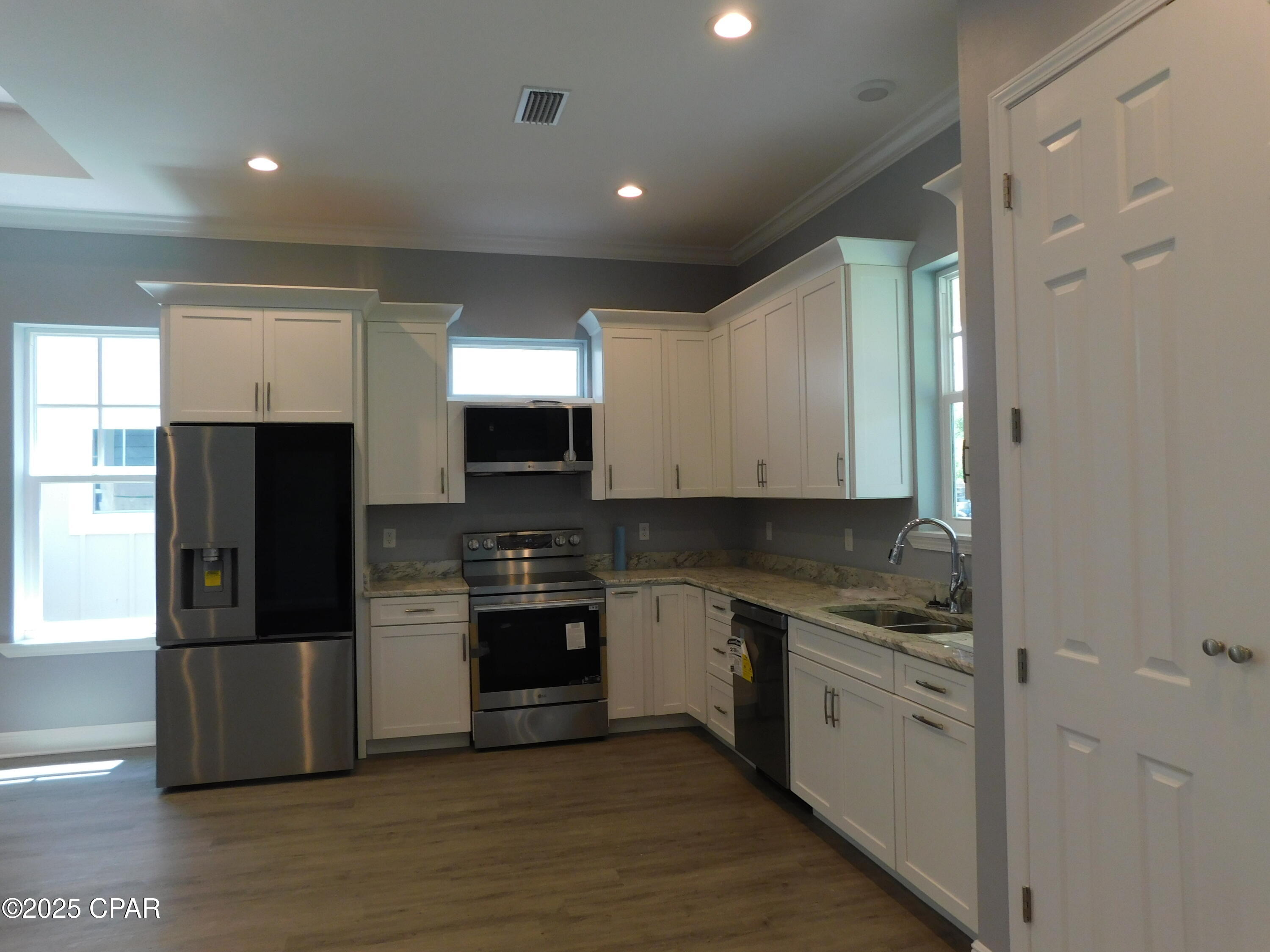 Image 11 For 2445 Mercedes Avenue