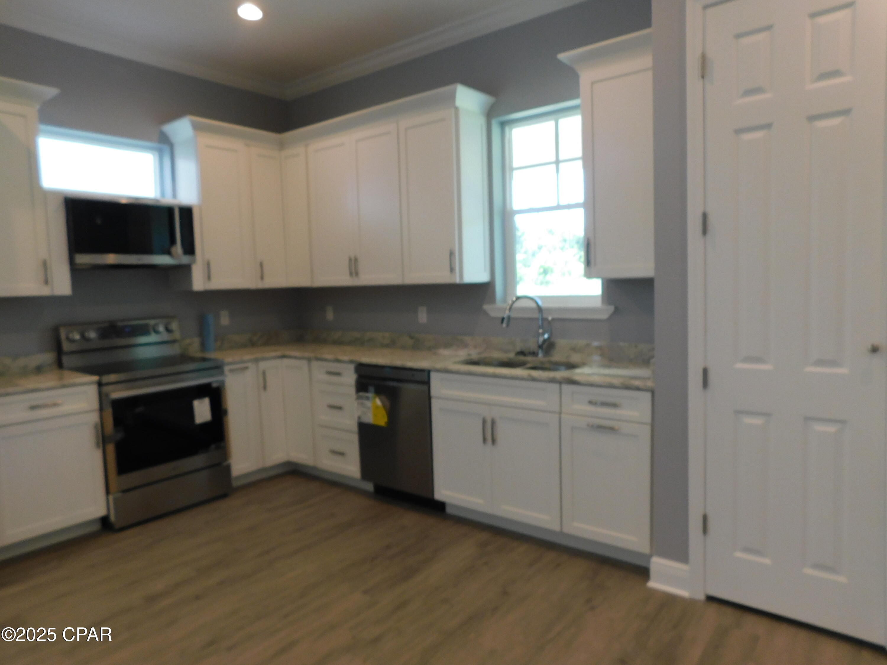 Image 12 For 2445 Mercedes Avenue