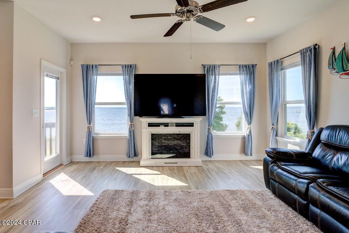 C9 Zr0kng092reuenkfqeuzyllwtyclmrizvfe7aars