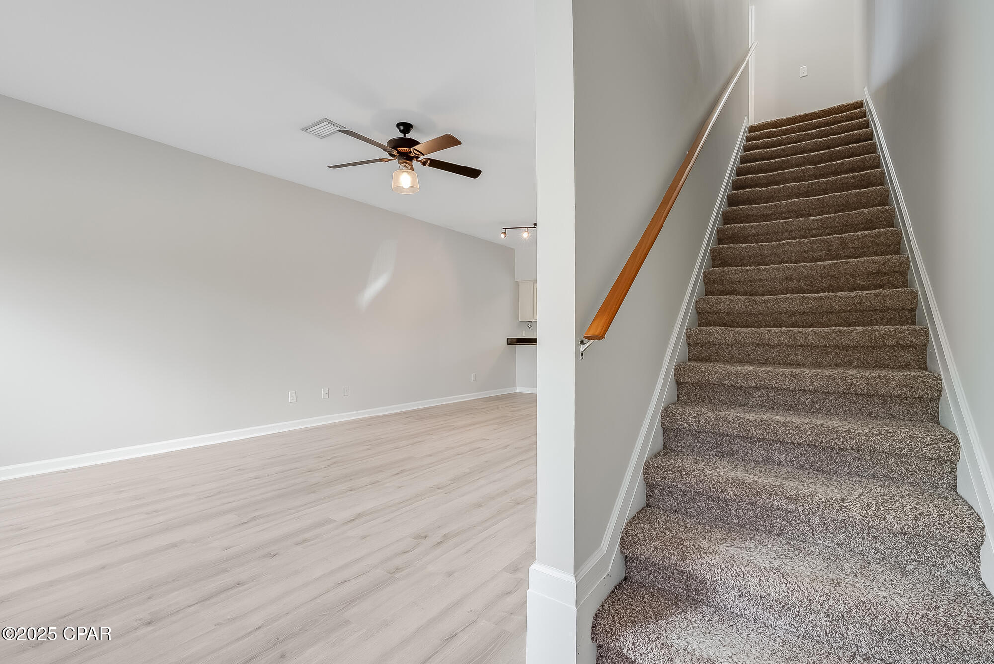 Em4 Vggoor00q Ypmoumnkgjjnnjbbpzonv Vpeoljy