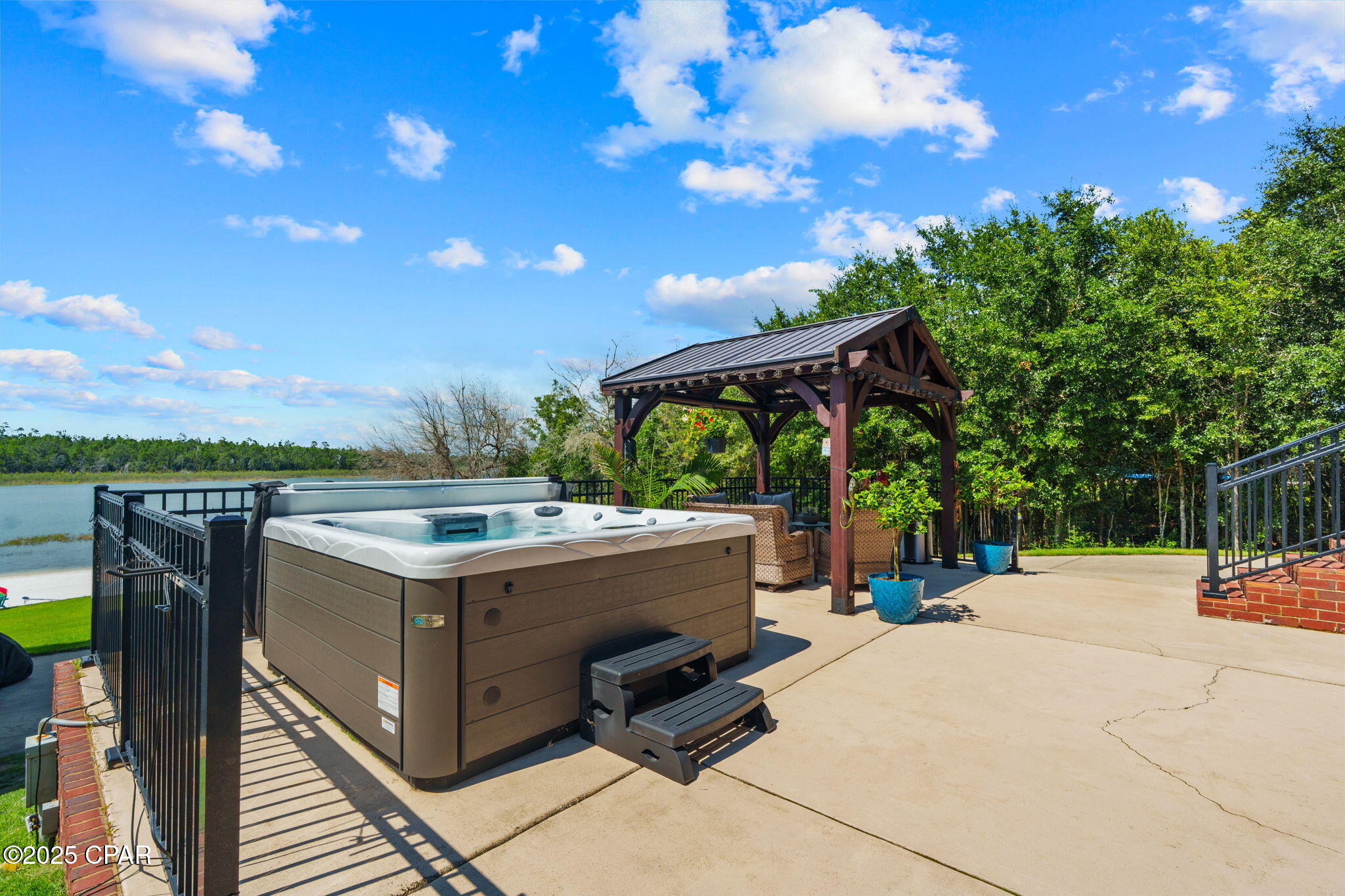 Listing photo id 2 for 111 Lake Merial Boulevard