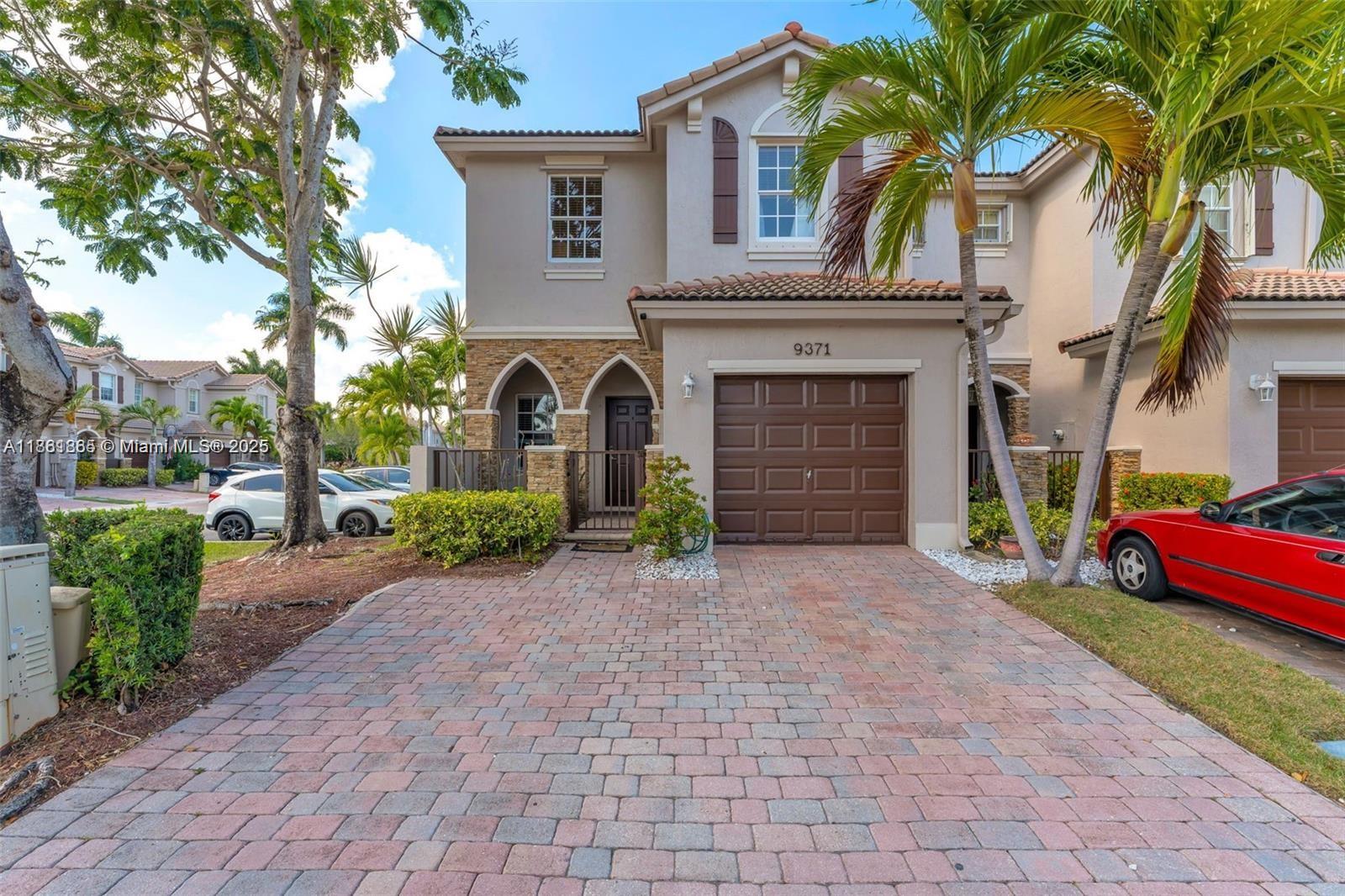 Great corner townhouse in Isles at Bayshore featuring 3 bedrooms and 2.5 bathts, one car garage and patio space. The community counts with a clubhouse for families to enjoy and recreation parks for kids. Quiet neighboorhod closed to the turnkpike highway and shopping centers.