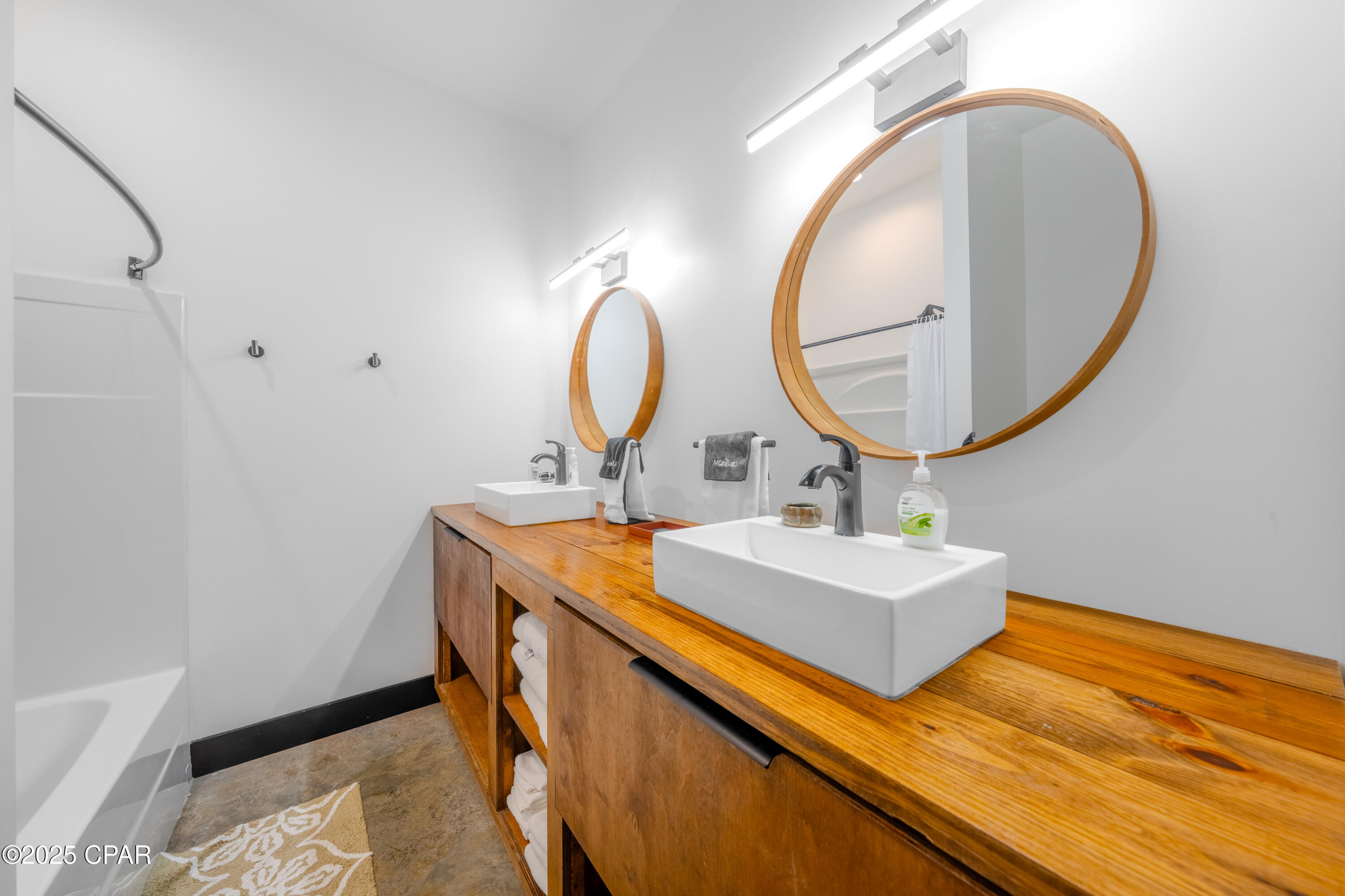 Listing photo id 18 for 5101 Lake Bluff Circle