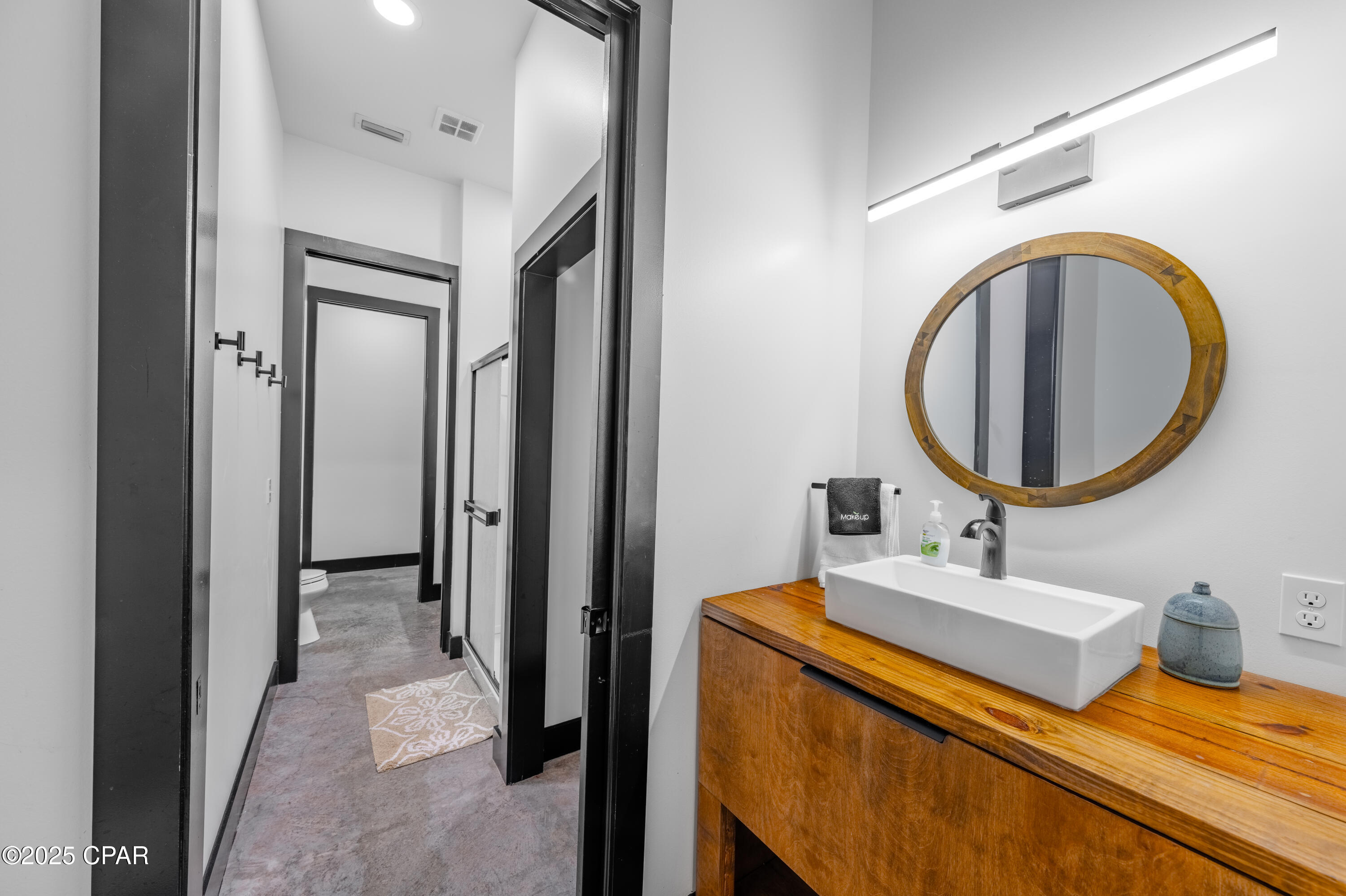 Listing photo id 24 for 5101 Lake Bluff Circle