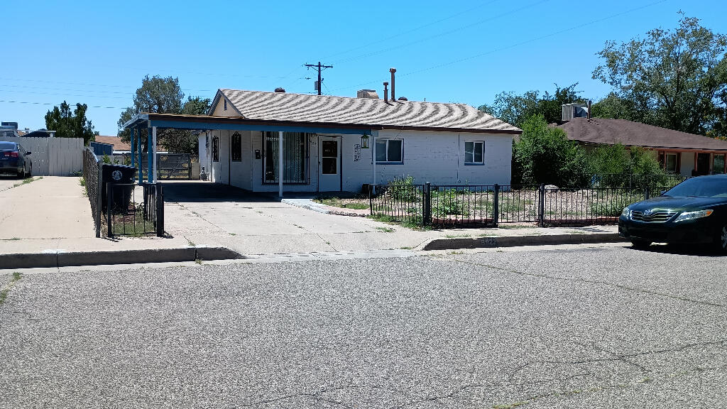 Good starter/investment home in highly convenient area close to good elementary and middle schools, 3 minutes walk to park. Minutes away from grocery store and decent access to freeway. Cinder block home with sewer line replaced from street to foundation. Screened patio area, large laundry, maintenance room.