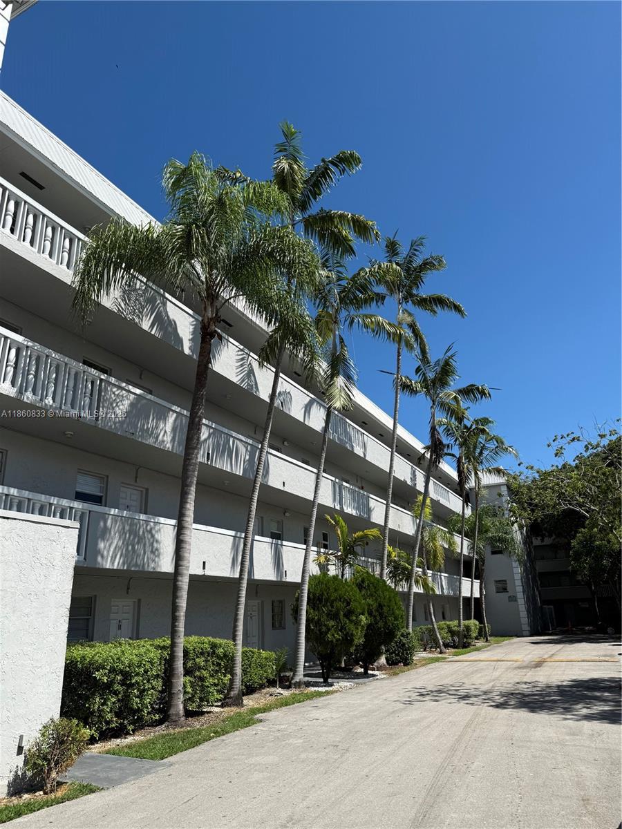 Beautiful 2-bedroom, 1-bathroom unit located in the desirable Village Homes at Palmetto Bay Condo.  The community offers a swimming pool, well-maintained landscaping, assigned parking plus guest parking, and
a quiet residential atmosphere. Excellent location just minutes from US-1, Old Cutler Road, The Falls Mall, Palmetto Bay Park, top-rated schools, supermarkets, dining, and entertainment. Enjoy easy access to marinas, Biscayne Bay, and outdoor recreation.