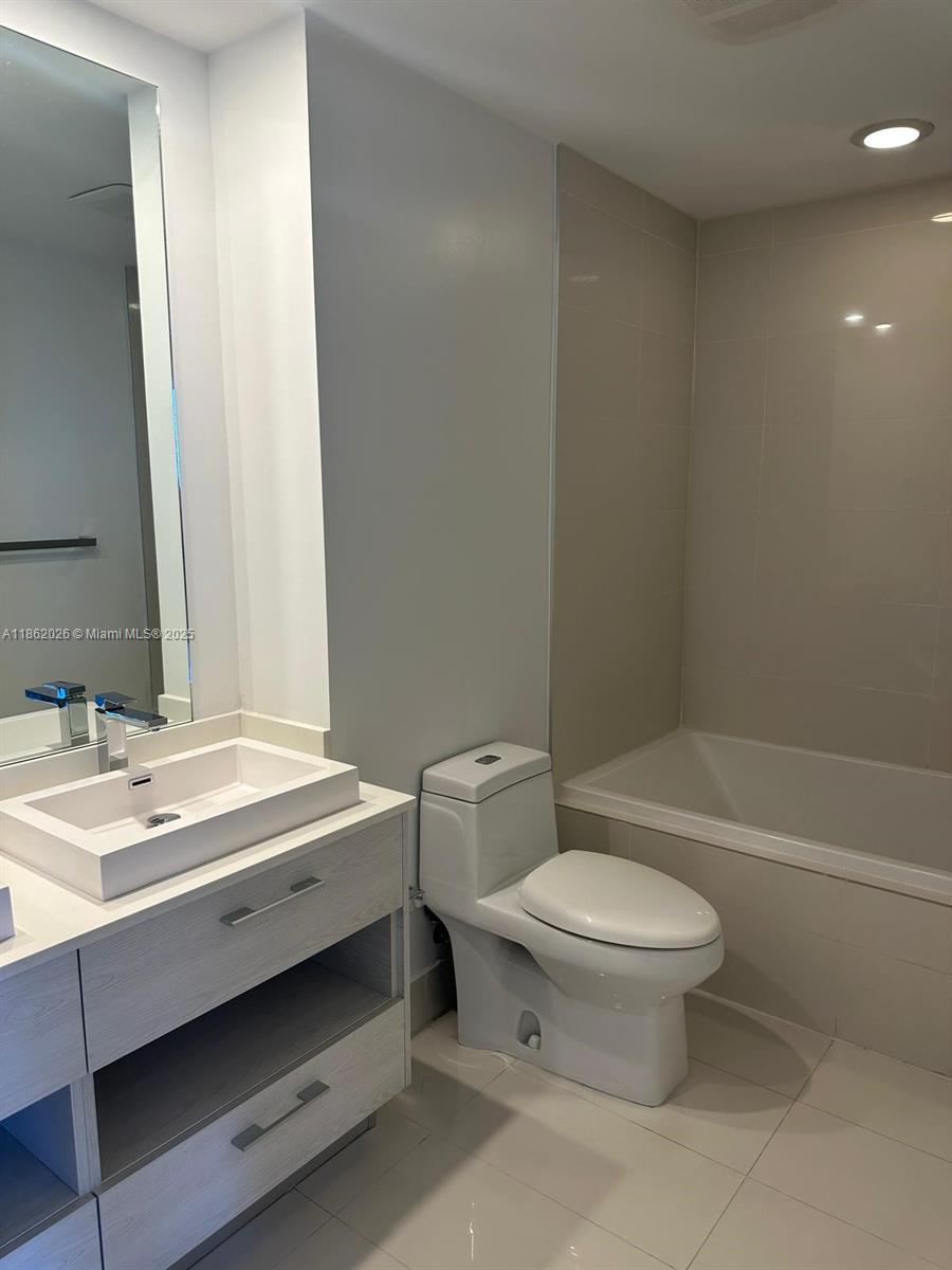 55 SW 9th St #2702, Miami FL 33130