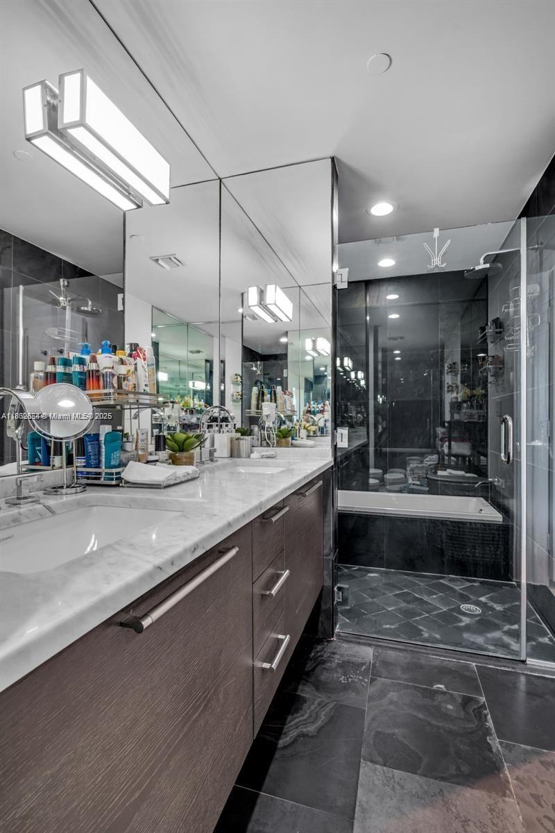 900 Biscayne Blvd #5208, Miami FL 33132