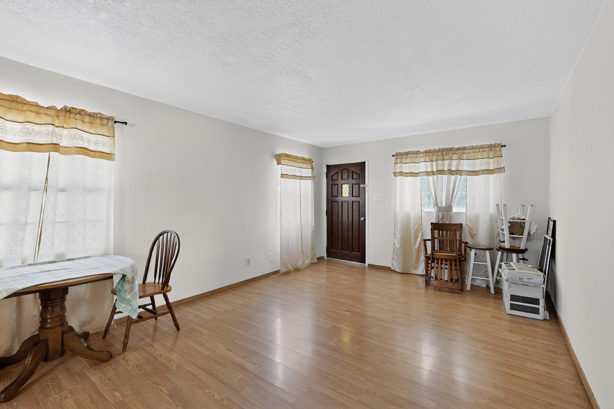 Empty nesters, downsizers! Come see this lovely one bedroom one bath. Nestled up against a foothill of the South Valley. Shaded front yard with mature trees. Close to shopping and dining! New carpet and toilet! Come, add your flair and style. Fresh coat of paint will go a long way! Selling as is.