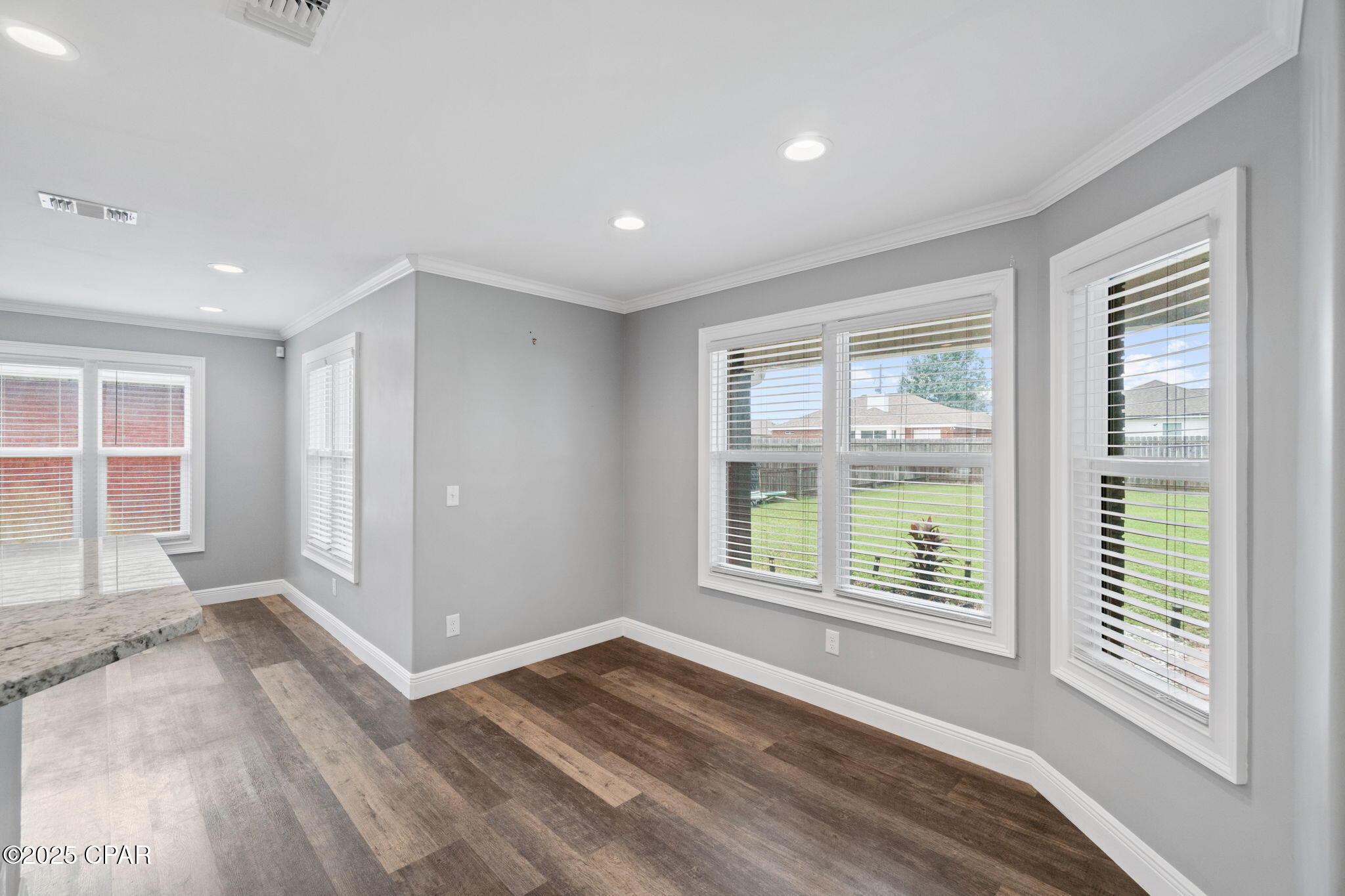 Listing photo id 21 for 5431 Nicole Boulevard