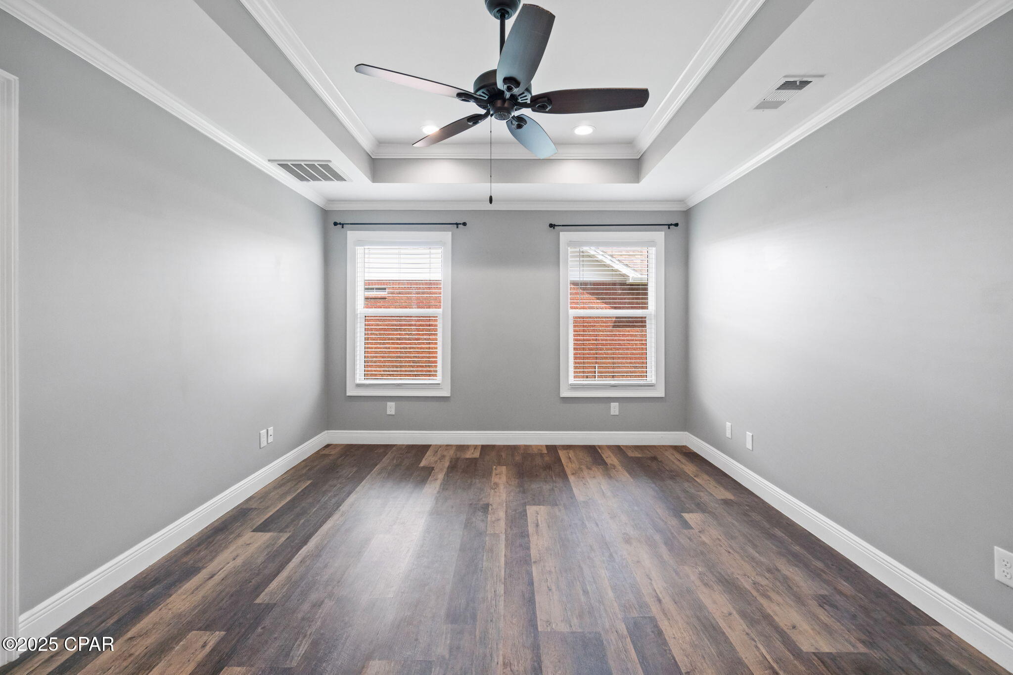 Listing photo id 25 for 5431 Nicole Boulevard