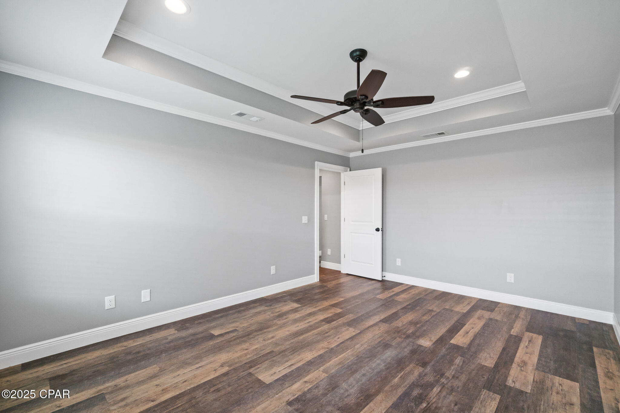 Listing photo id 26 for 5431 Nicole Boulevard