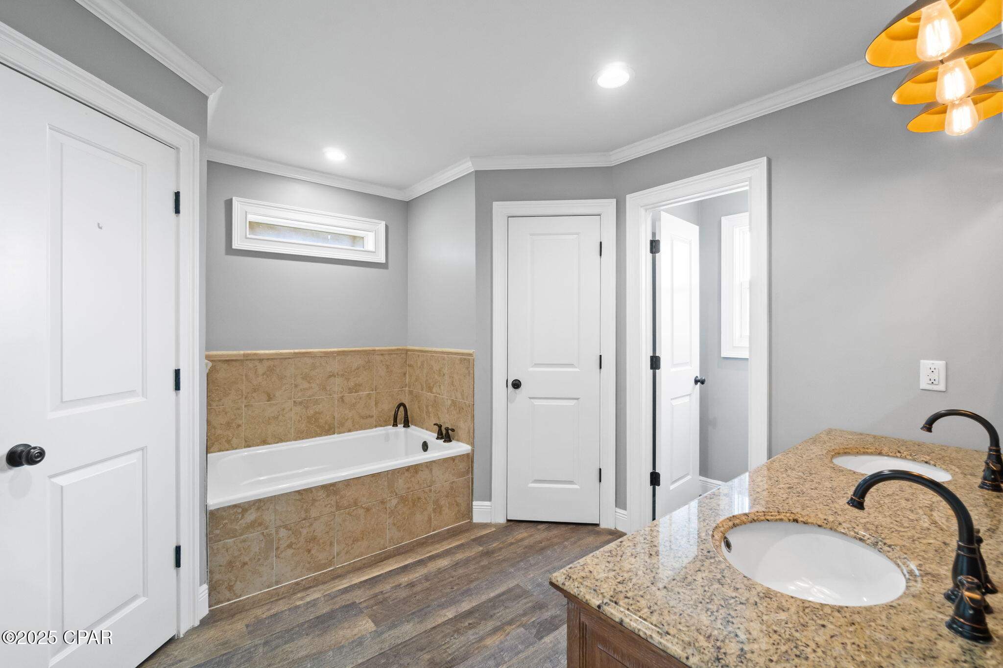 Listing photo id 27 for 5431 Nicole Boulevard