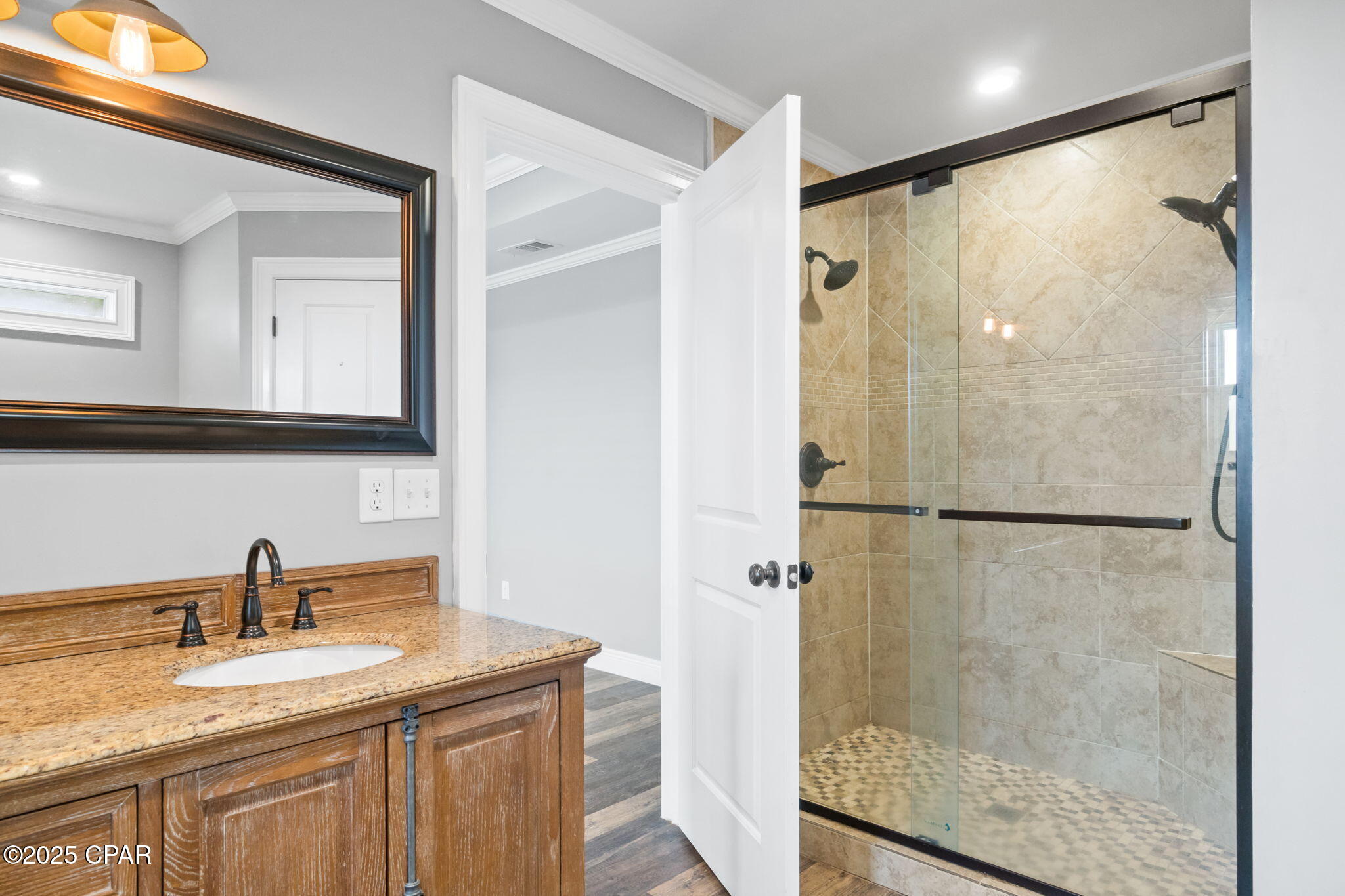 Listing photo id 28 for 5431 Nicole Boulevard