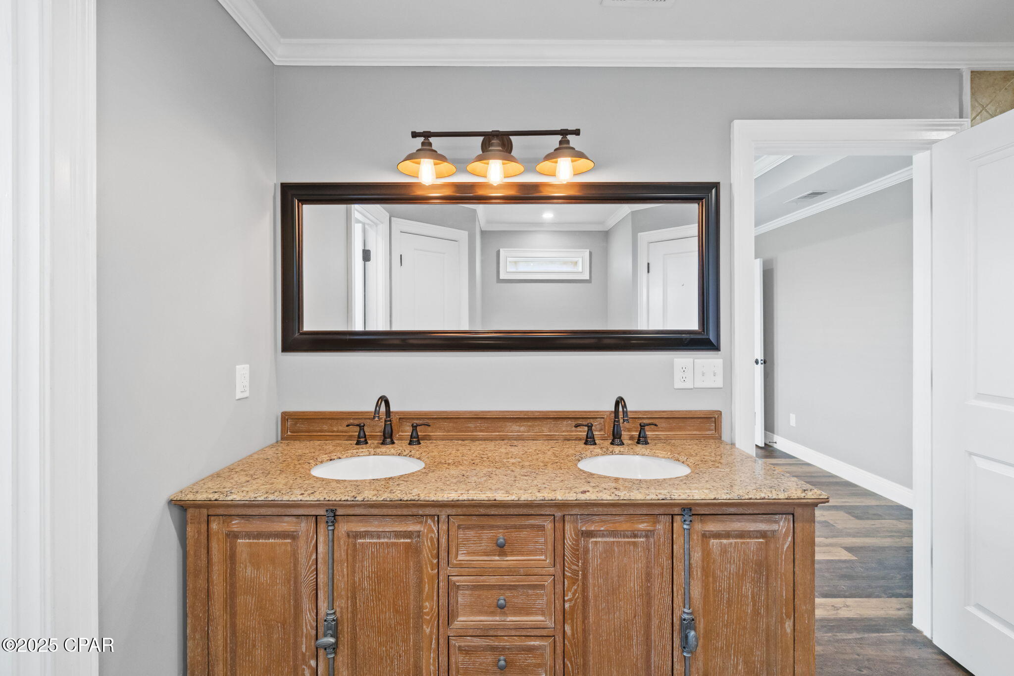 Listing photo id 29 for 5431 Nicole Boulevard