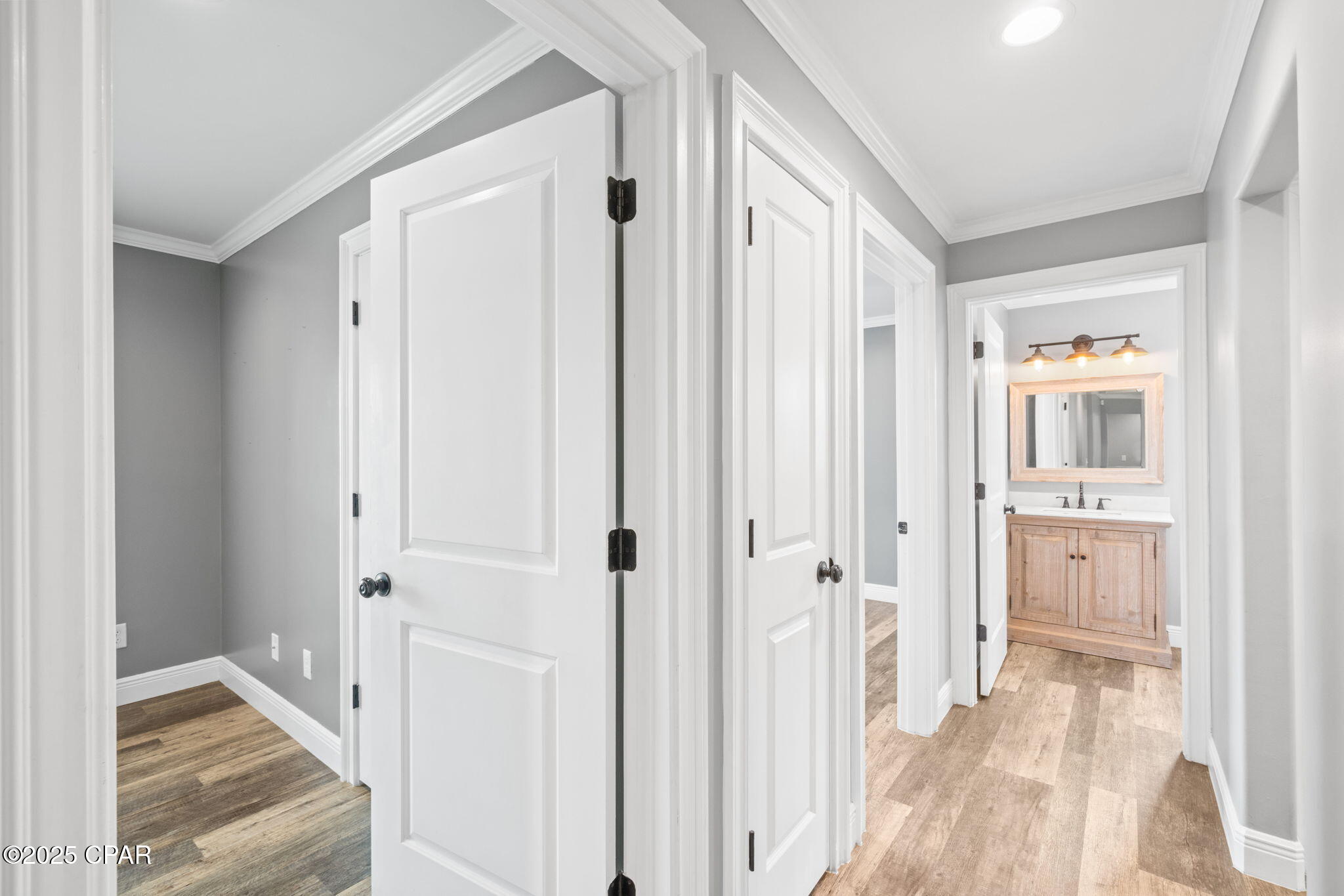 Listing photo id 35 for 5431 Nicole Boulevard