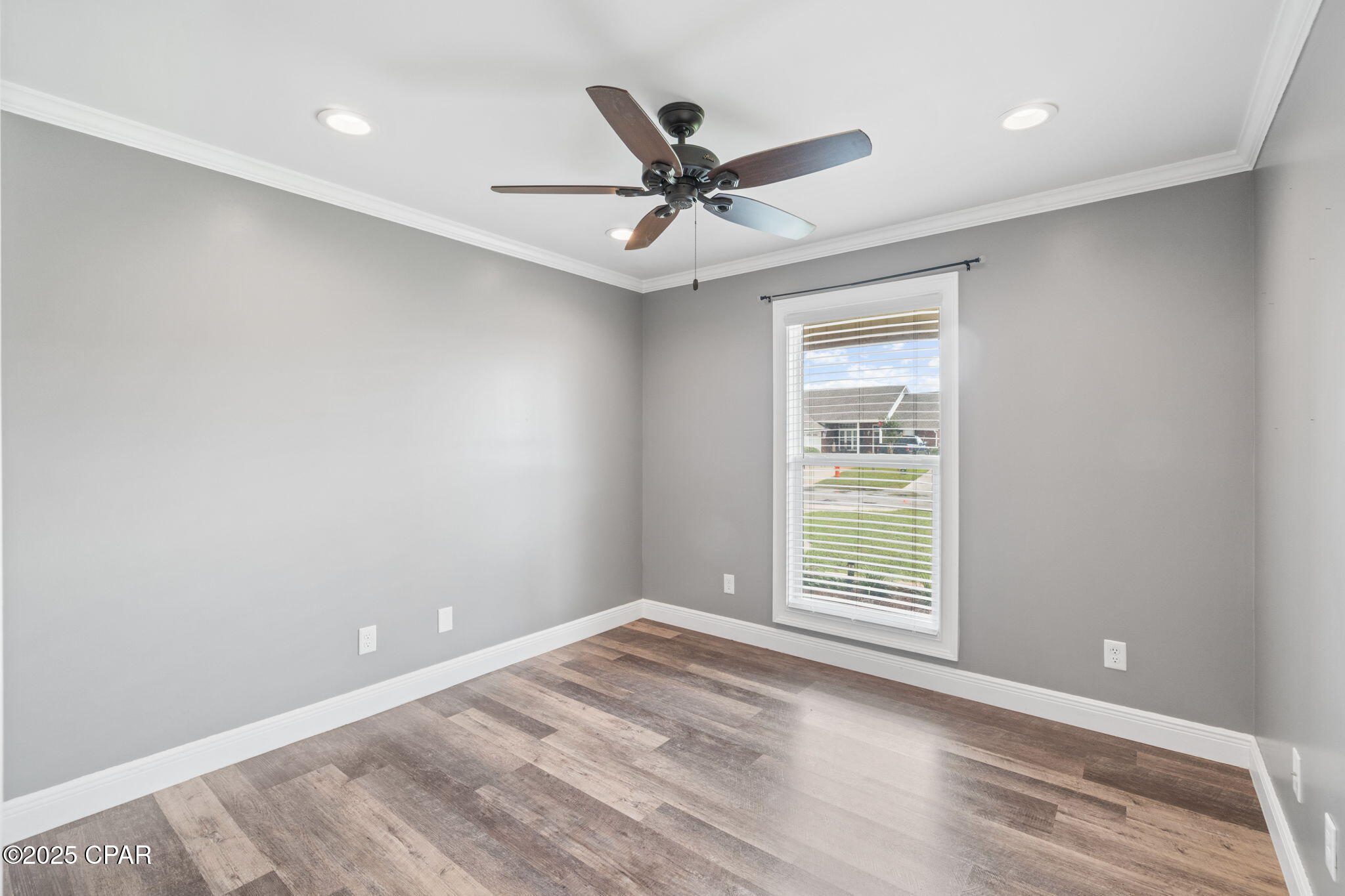 Listing photo id 37 for 5431 Nicole Boulevard