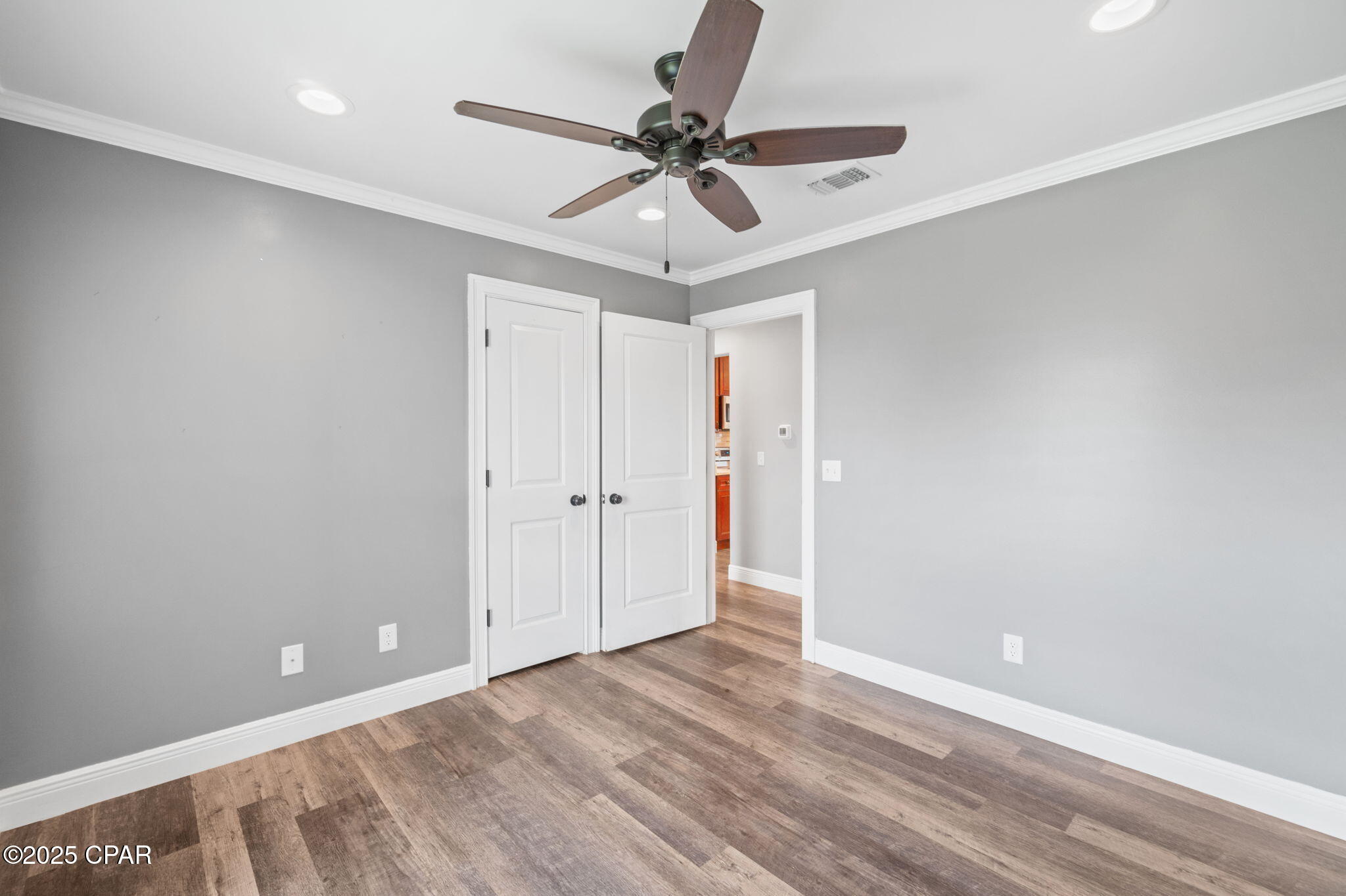 Listing photo id 38 for 5431 Nicole Boulevard