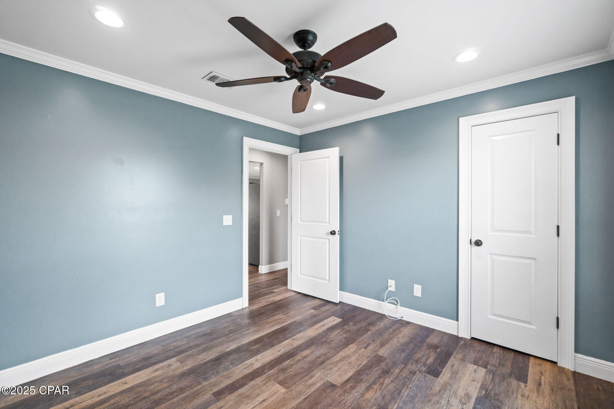 Listing photo id 41 for 5431 Nicole Boulevard