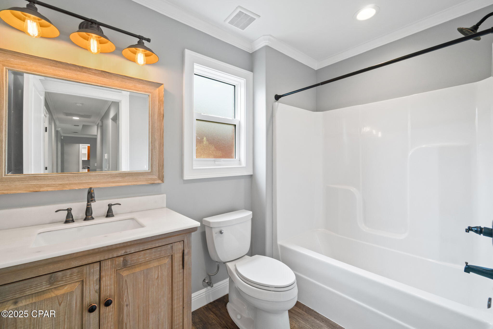 Listing photo id 42 for 5431 Nicole Boulevard