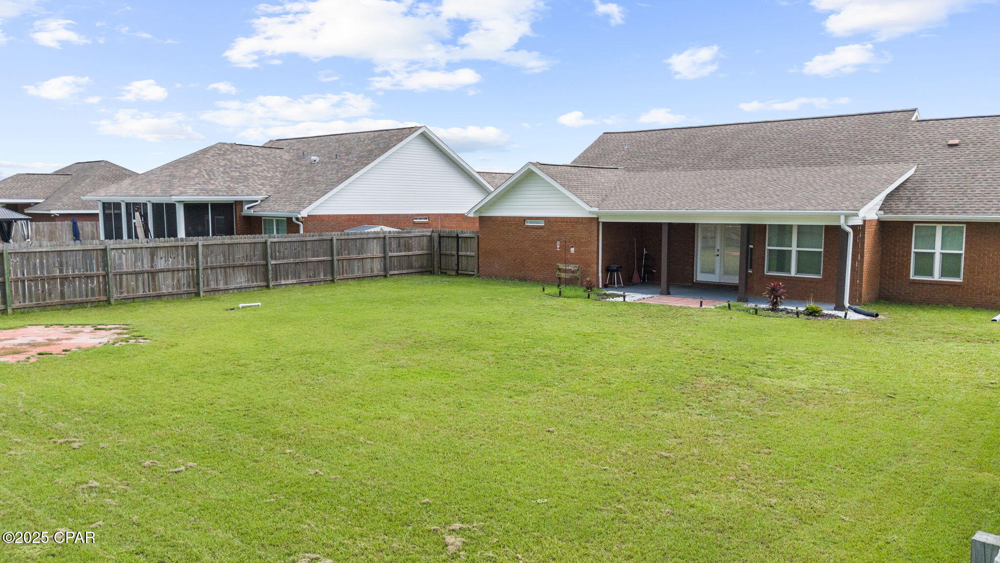 Listing photo id 46 for 5431 Nicole Boulevard