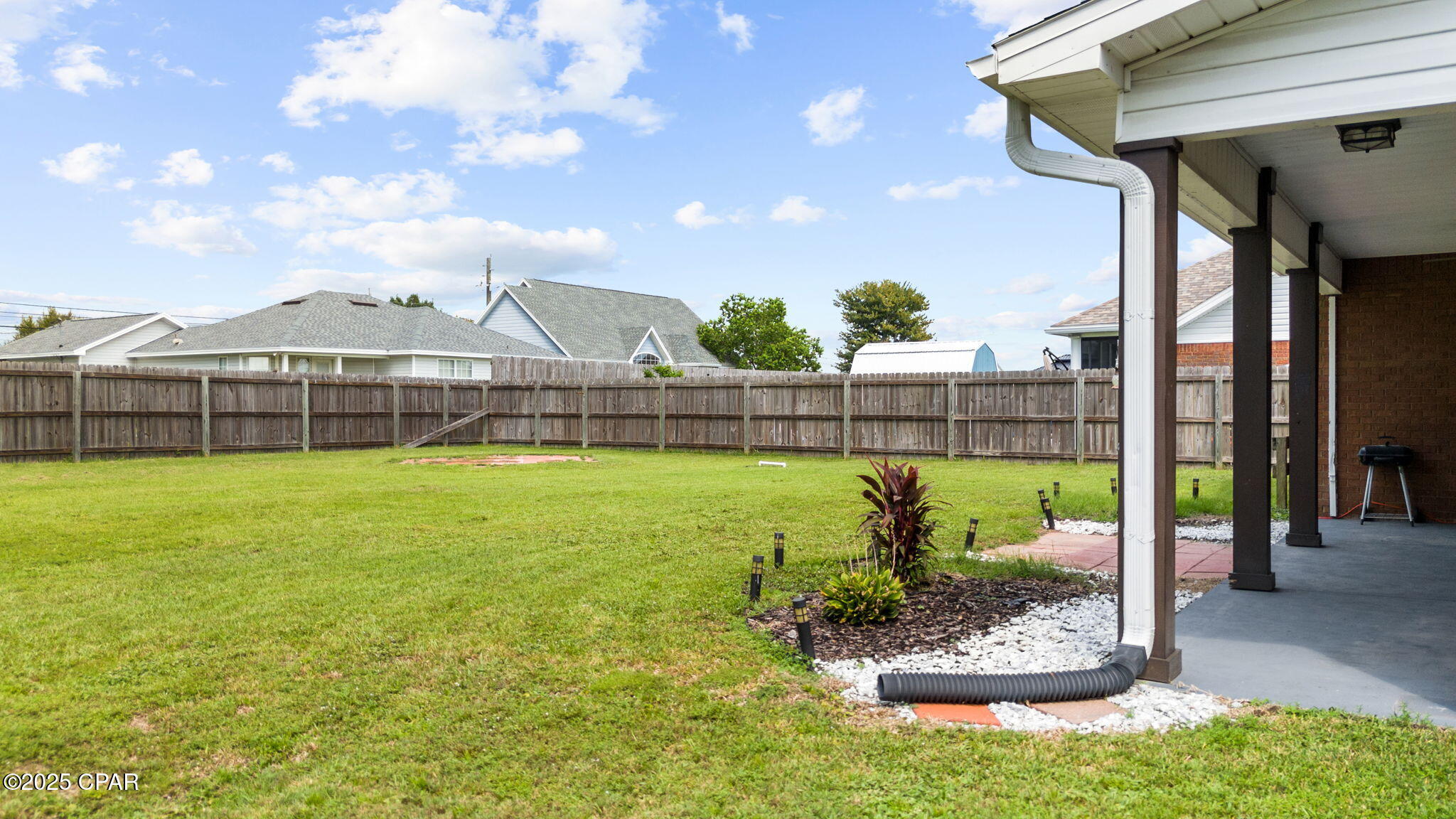 Listing photo id 47 for 5431 Nicole Boulevard