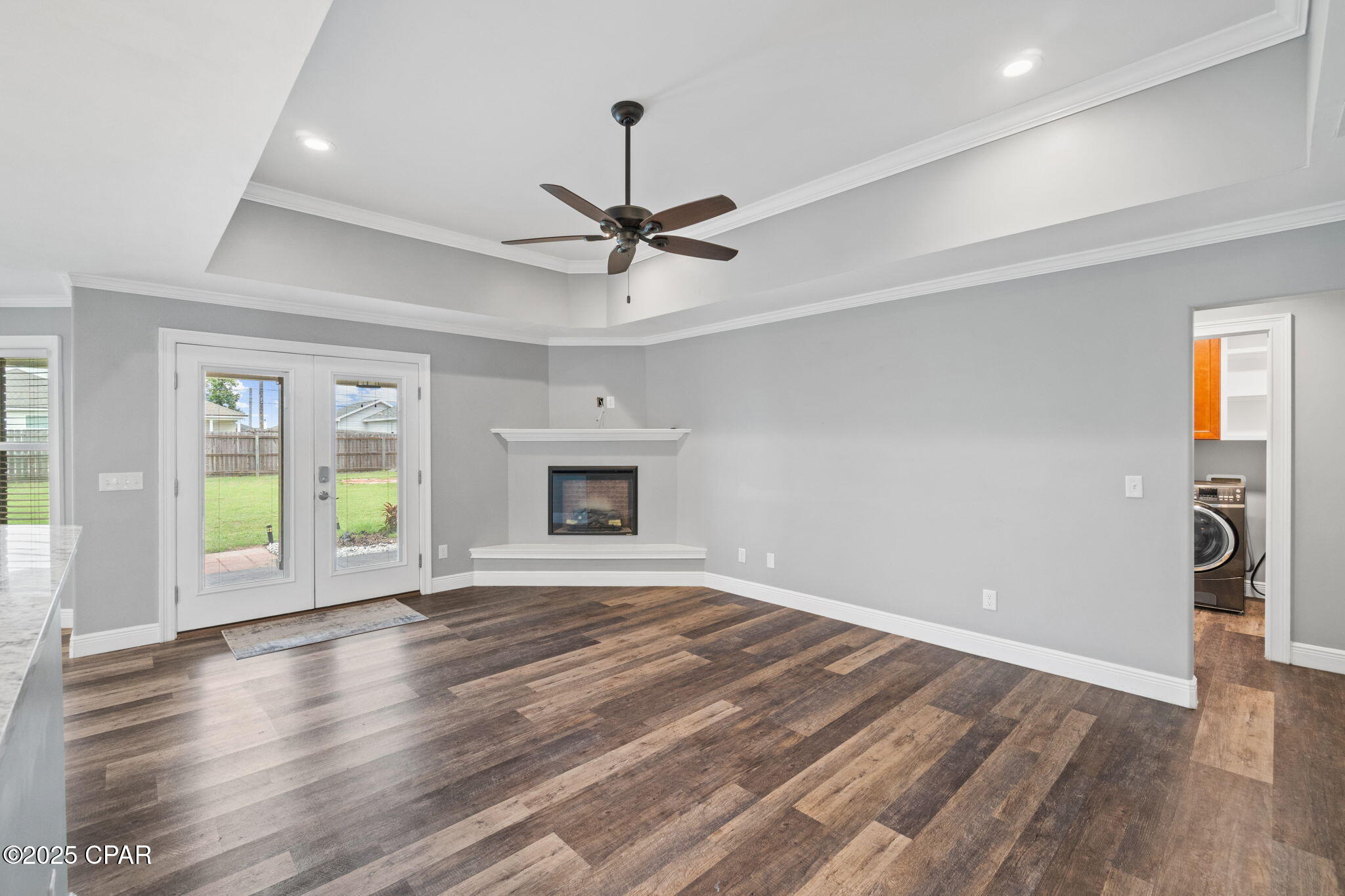 Listing photo id 9 for 5431 Nicole Boulevard