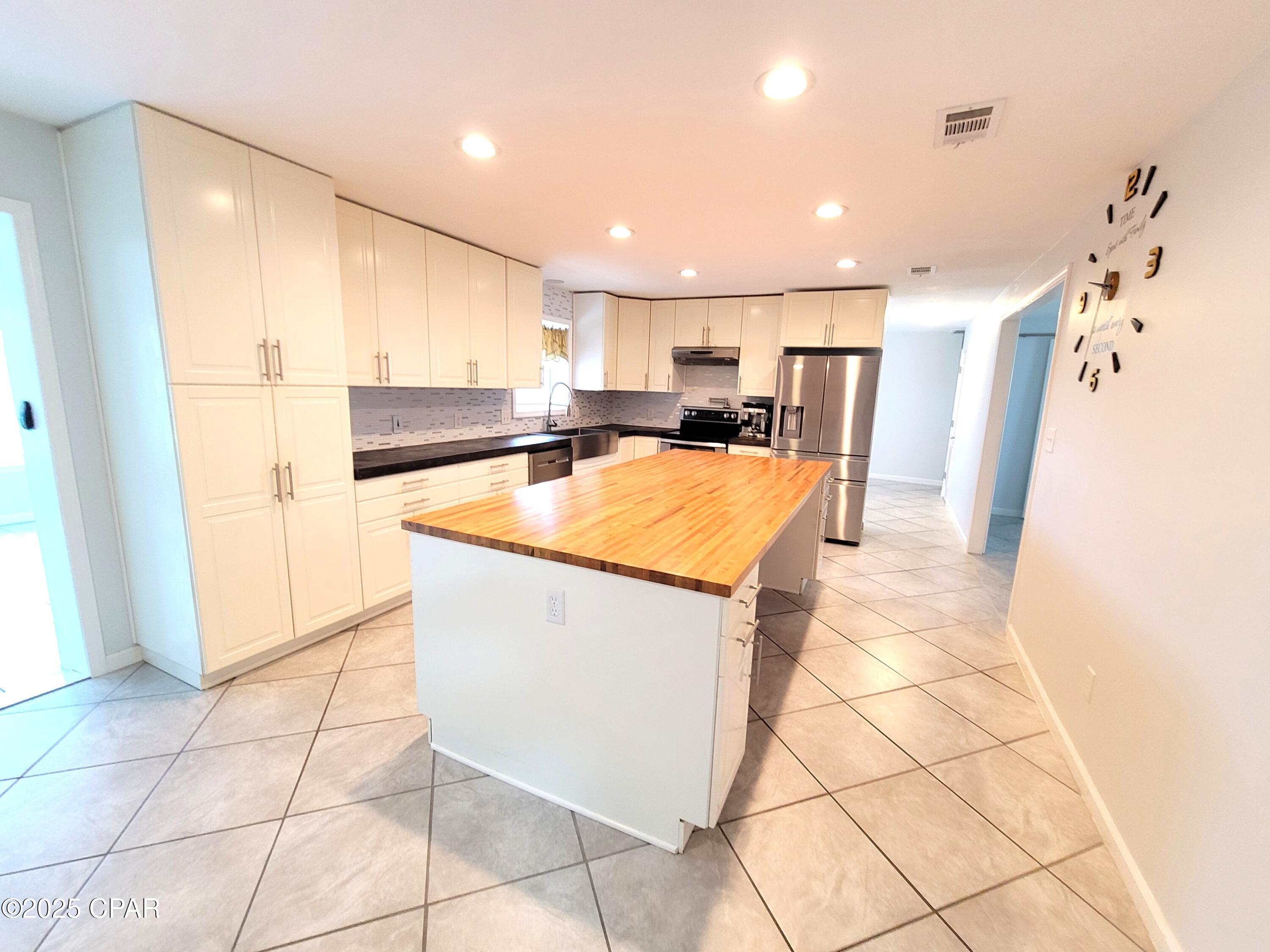 Image 8 For 325 Alexander Drive