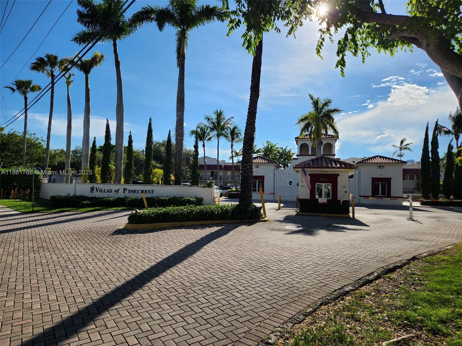 Villas Of Pinecrest Condo