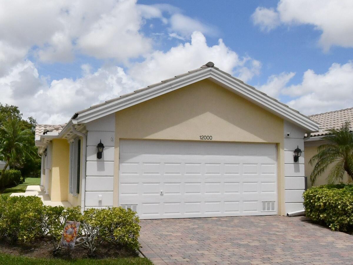Popular Di Vosta Capri floor plan. The Lakes is an ALL AGES gated community with walking distance to downtown Tradition. Enjoy full clubhouse amenities, 24 hr guard gated security, 2 heated pools, tennis pickleball, fitness center and more. Mature trees and rich landscaping make this community a favorite in Tradition!