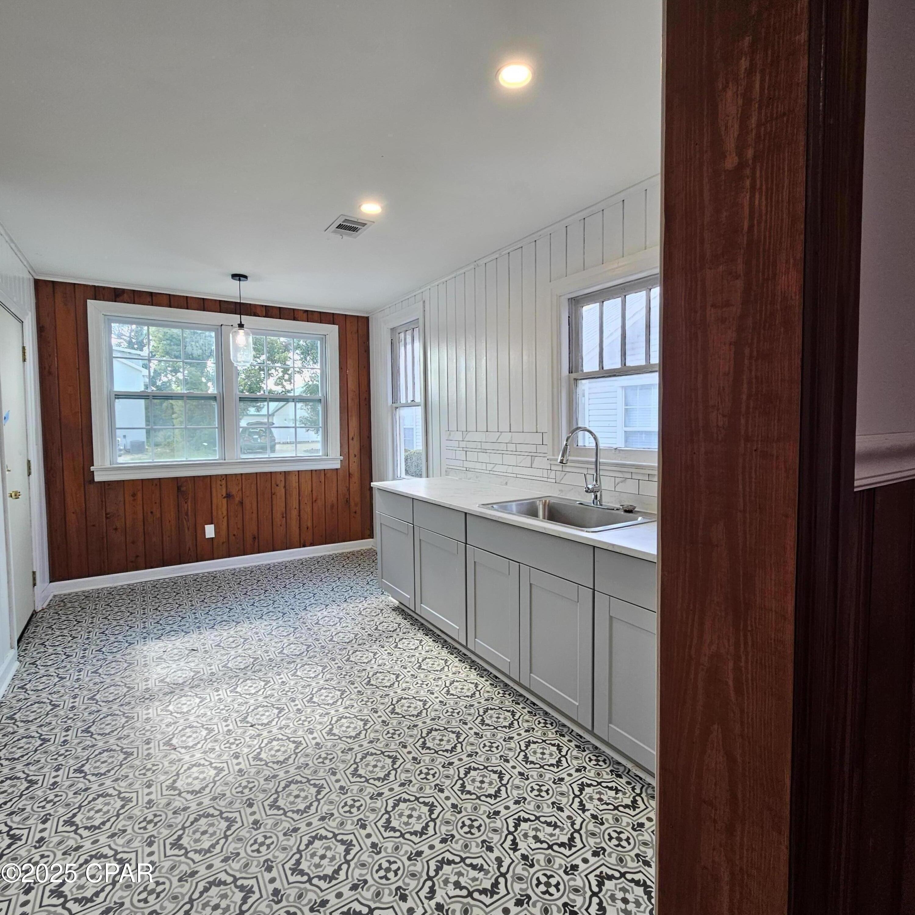 Image 4 For 1011 Grace Avenue