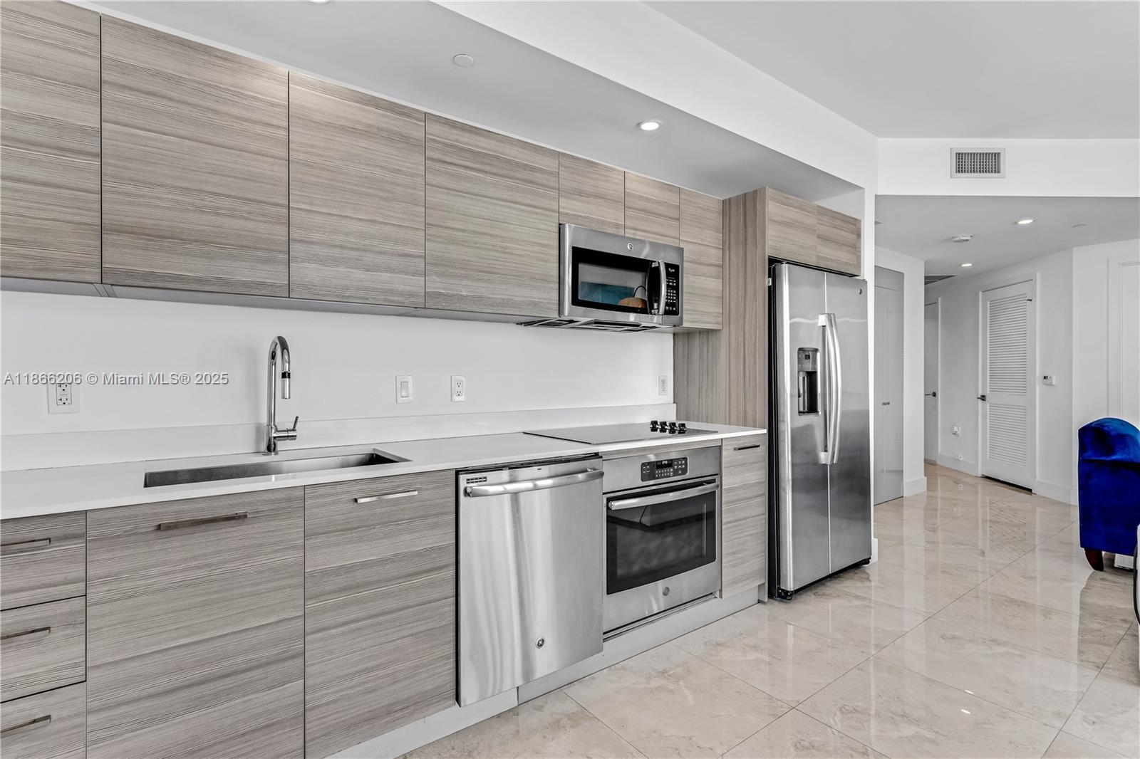121 NE 34th St #3116, Miami FL 33137