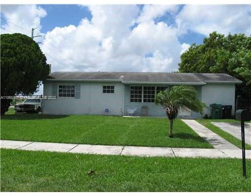 Great Location Home in the Heart of Homestead, Florida. Easy access to the Turnpike, Restaurants and Shopping. 
 Big Yard Space great for entertaining. Nice Neighborhood. NO HOA!