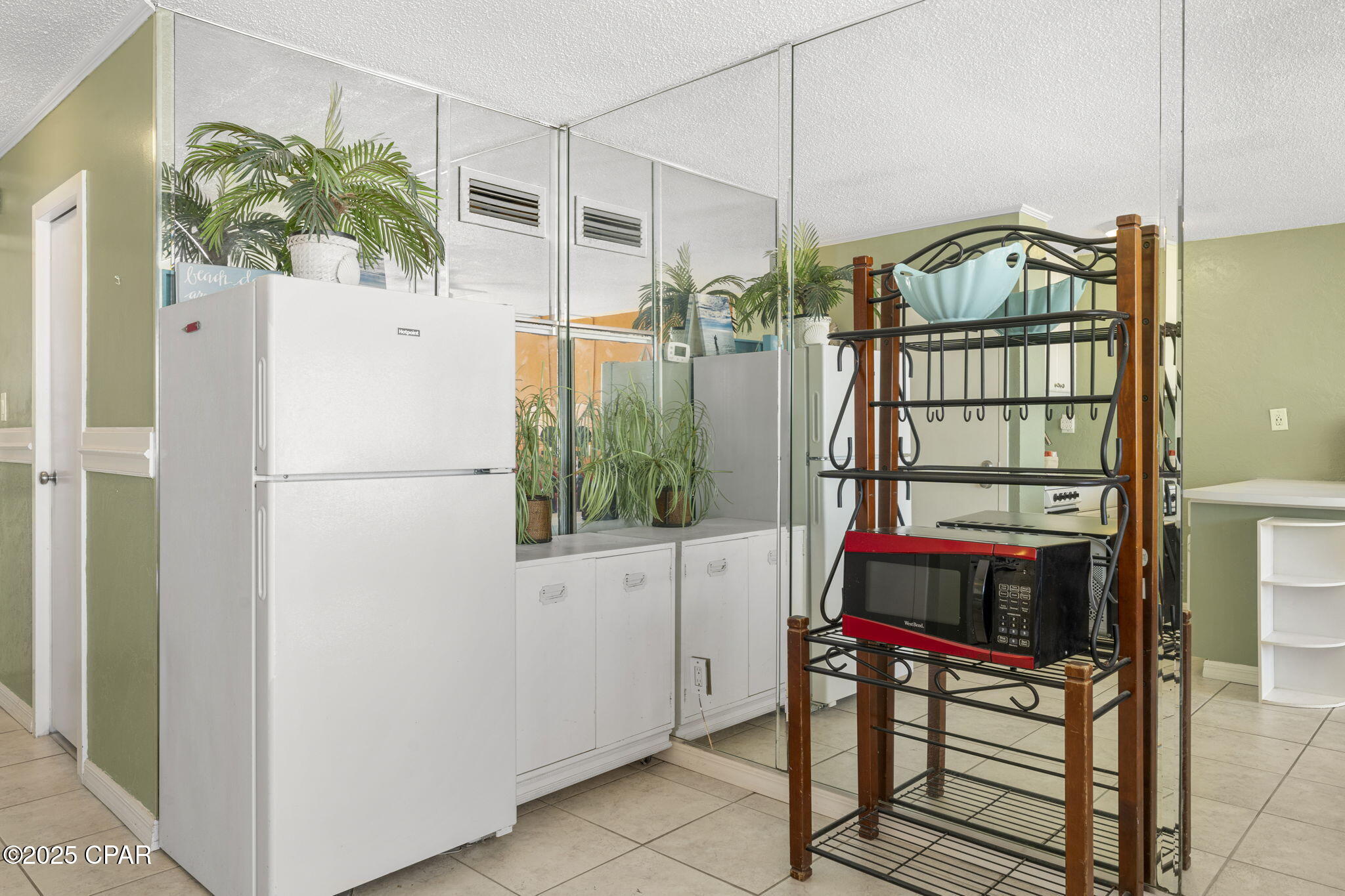 Image 8 For 8817 Thomas Drive A421