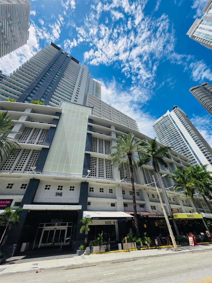 Beautiful 1 bedroom, 1 bath residence in the heart of Brickell at the Vue. This high-floor unit offers 737 sq.ft. of living space, an open kitchen, spacious balcony with city views, and washer/dryer in-unit. Building amenities include pool, gym, club room, and 24-hour concierge. Perfectly located just steps from Brickell City Centre, dining, and nightlife.