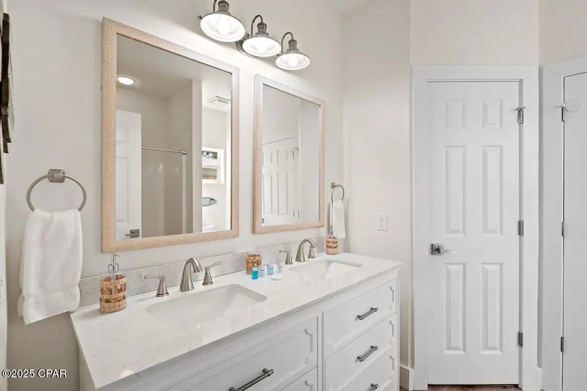 Image 33 For 360 Holiday Road