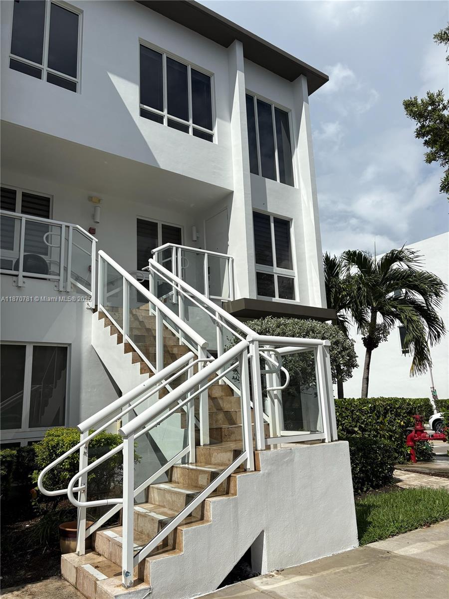 NICE HOME AT EXCLUSIVE LANDMARK DORAL  3BED/2/1 BATH . SPACIOUS & BRIGHT HOME FEATURES HIGH CEILINGS, CERAMIC THROUGHOUT AND CARPET FLOORS IN BEDROOMS, CUSTOM CLOSETS. OPEN GOURMET KITCHEN WITH QUARZO COUNTERTOPS, STAINLESS STEEL APPLIANCES. 1 CAR GARAGE,UPGRADE KITCHEN. CLOSE TO PUBLIX, SCHOOLS, TURNPIKE, AND SHOPPING PLAZA.
