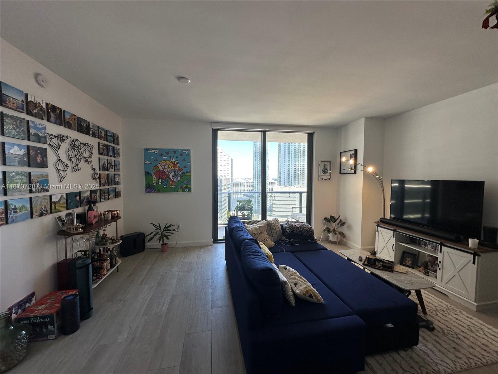 45 SW 9th St #1902, Miami FL 33130